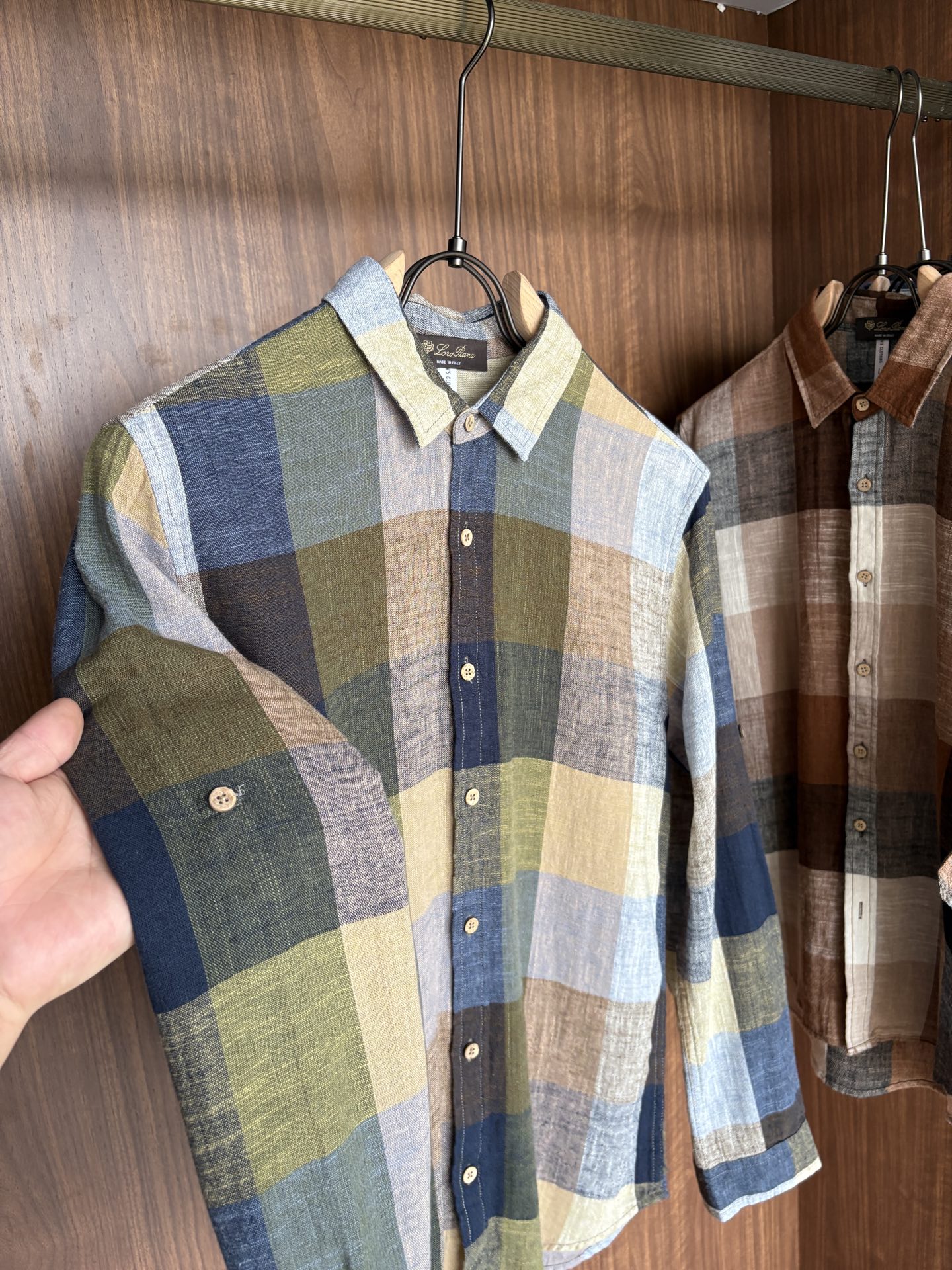 L男士长袖男装界的天花板，这款翻领麻料衫短袖精准到每一针的细腻工艺，完全区别于普通面料裁剪。线条流畅，版