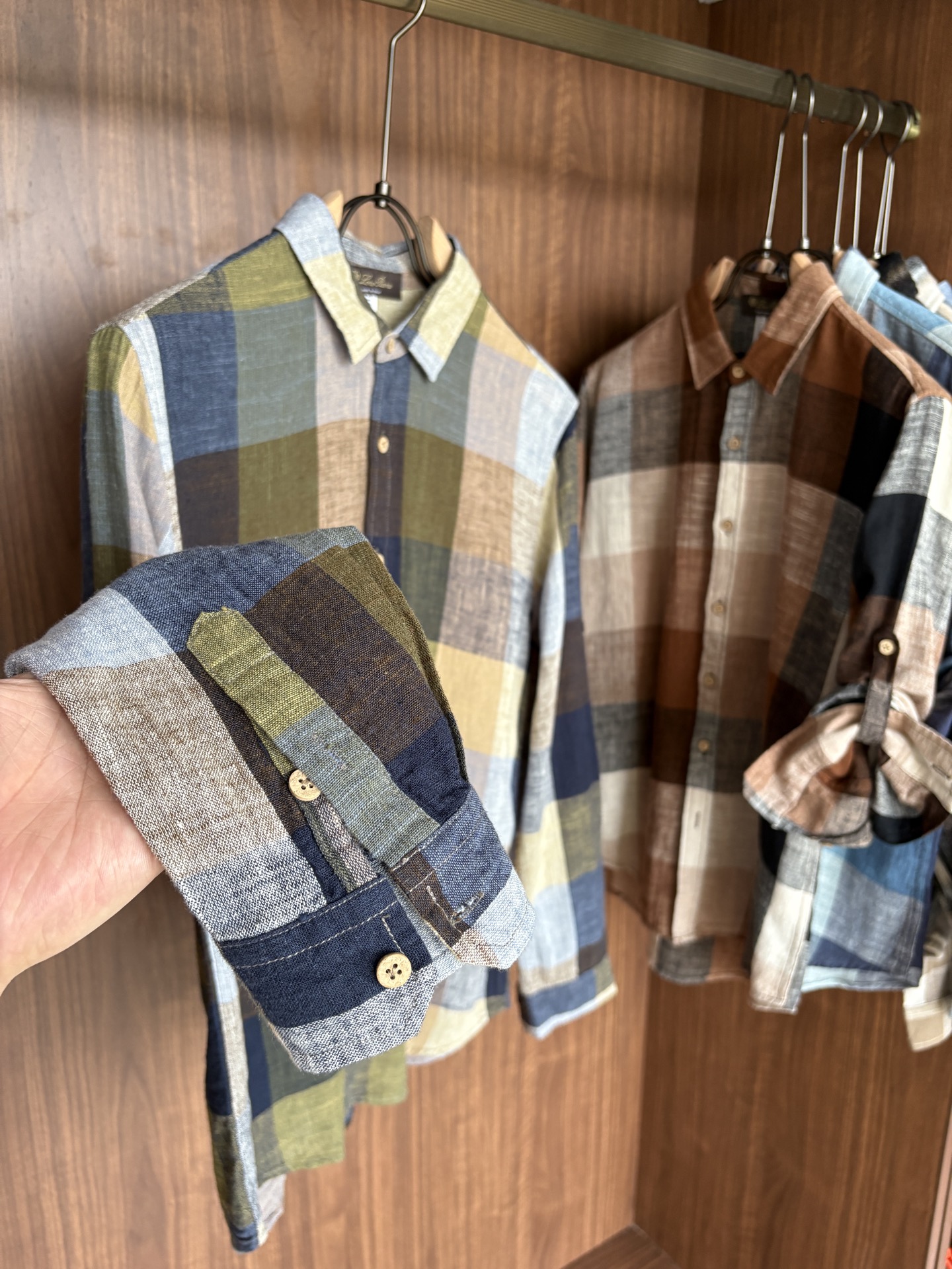 L男士长袖男装界的天花板，这款翻领麻料衫短袖精准到每一针的细腻工艺，完全区别于普通面料裁剪。线条流畅，版