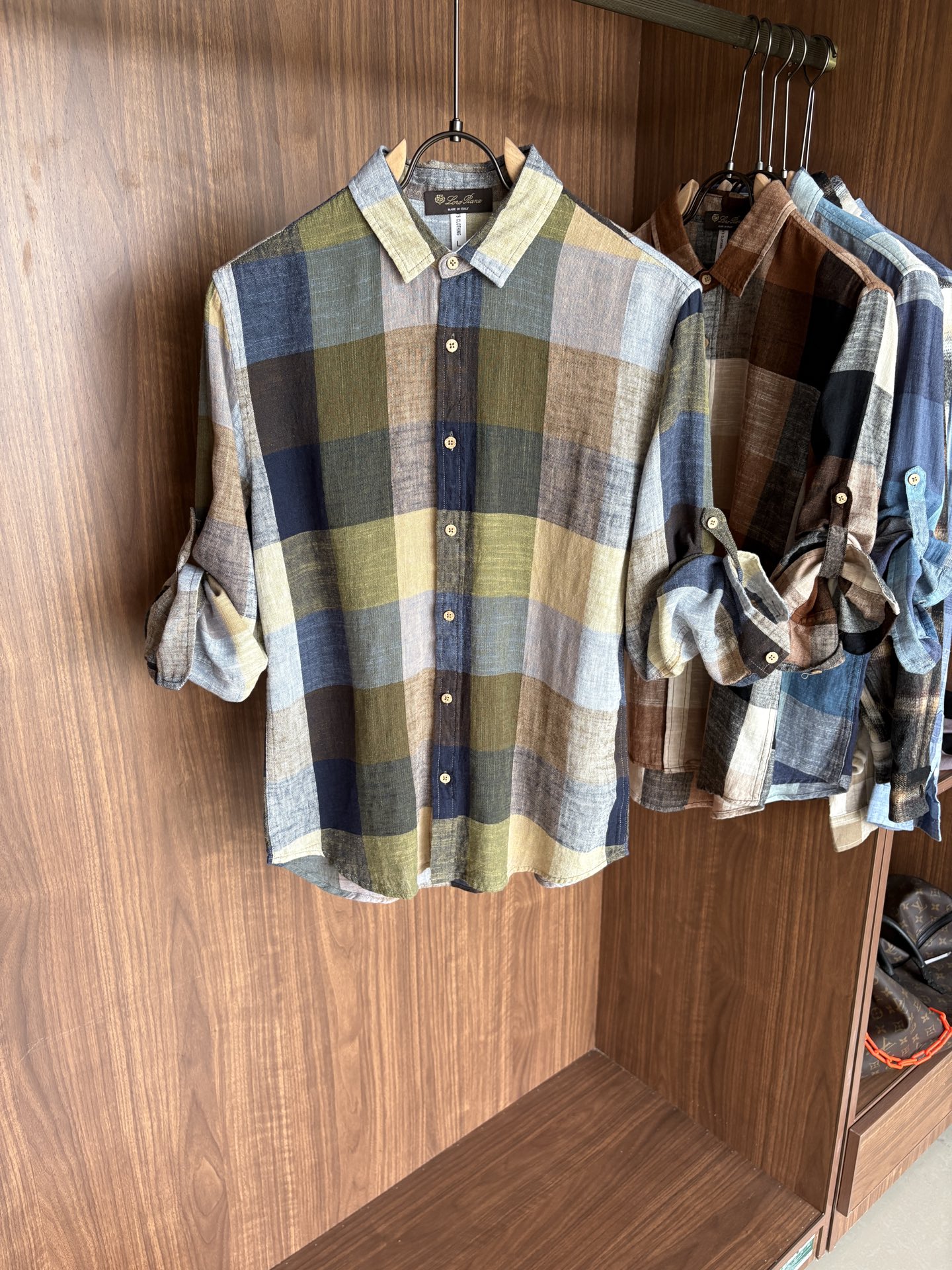 L男士长袖男装界的天花板，这款翻领麻料衫短袖精准到每一针的细腻工艺，完全区别于普通面料裁剪。线条流畅，版