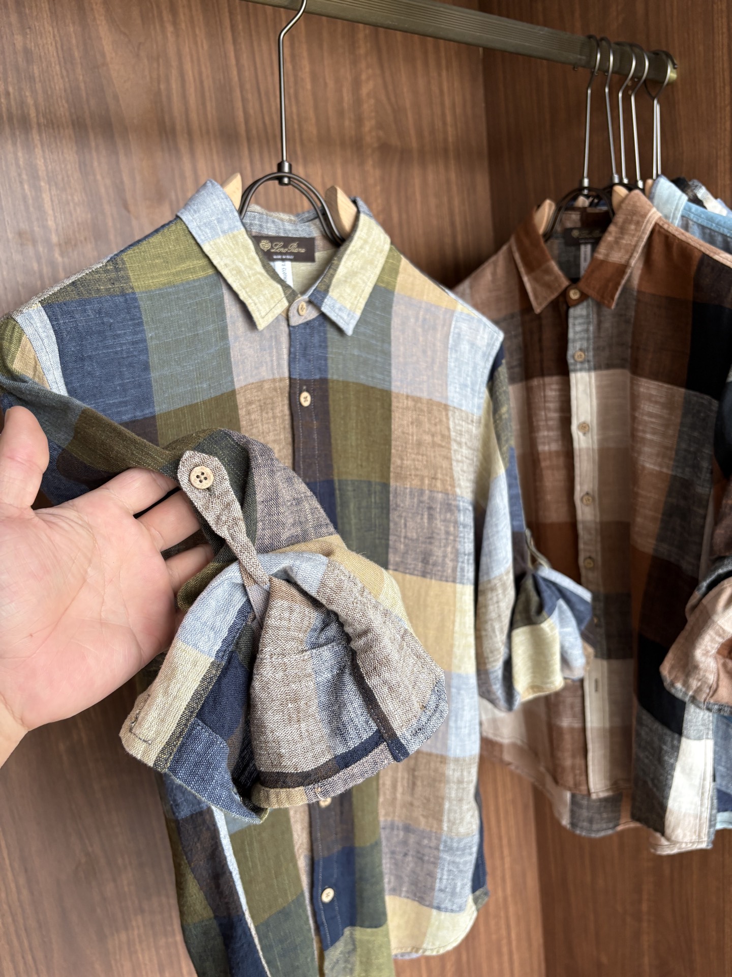 L男士长袖男装界的天花板，这款翻领麻料衫短袖精准到每一针的细腻工艺，完全区别于普通面料裁剪。线条流畅，版