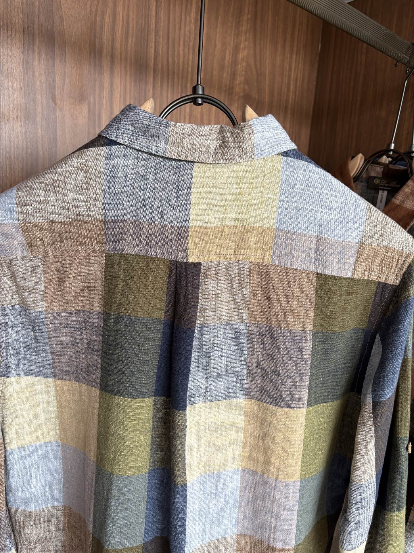 L男士长袖男装界的天花板，这款翻领麻料衫短袖精准到每一针的细腻工艺，完全区别于普通面料裁剪。线条流畅，版