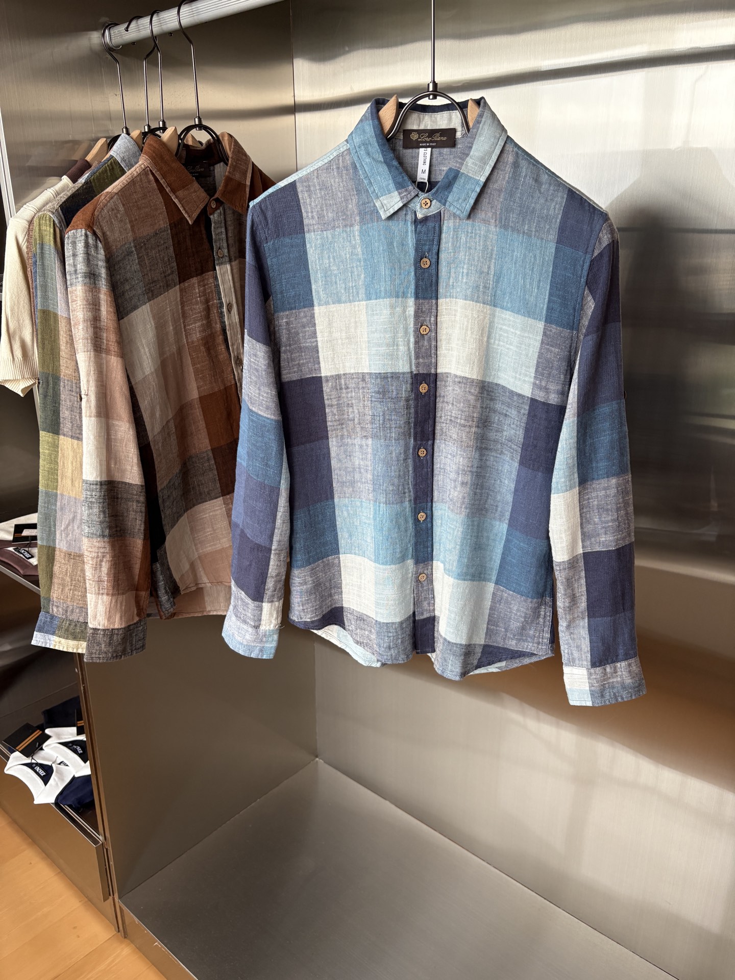 NO:512644,The ceiling of L men's long-sleeved men's clothing industry, this lapel thread shirt is precise to the delicate craftsmanship of each needle, completely different from ordinary fabric cutting. The lines are smooth, the style is crisp, perfectly modifying the body, and the classic lapel design is simple but not atmospheric. The texture is silky, close to the body, skin-friendly and breathable!  Whether it is daily going out or business leisure, you can easily control it, demonstrating the elegant temperament of a man!  Code number M-3XL (48-56), T-shirt, alexander wang19860909L男士长袖男装界的天花板,这款翻领麻料衫短袖精准到每一针的细腻工艺,完全区别于普通面料裁剪.线条流畅,版型挺括,完美修饰身形,经典翻领设计,简约而不失大气.质感丝滑,贴身亲肤透气！无论是日常出街还是商务休闲,都能轻松驾驭,彰显男士优雅气质！ 码数M-3XL（48-56）,,T-shirt,alexander wang,Men's clothing