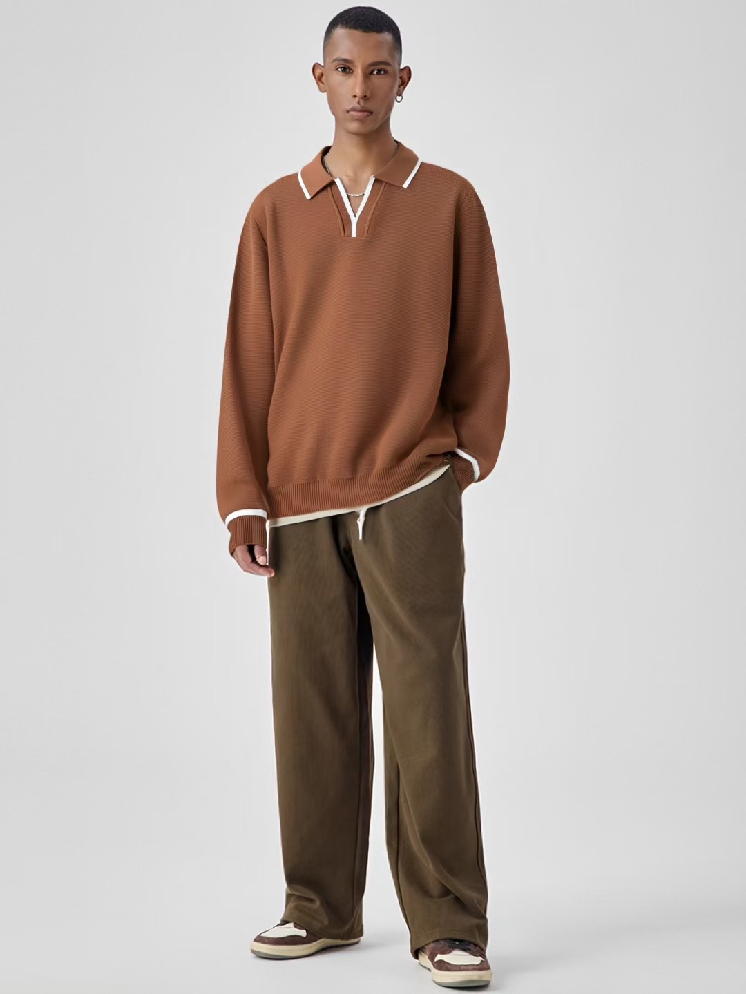 NO:512313,Time-consuming King' diamond jacquard design selects ultra-fine high-quality yarn lapel short-sleeved men's collection 'Time-consuming King' long-sleeved knitting and elegant craftsmanship, which touches the skin with high-end style. The ingenuity of diamond-shaped hollow jacquard is carved with three-dimensional diamond jacquard that takes months to carve, and the architectural aesthetic texture is weaving between warp and weft. The light and shadow penetrate through, and the gestures show low-key luxury. Classic lattice lapel long-sleeved design Simple lapel outlines neat lines, short-sleeved cut is suitable for multiple scenes - the layered suits during business meetings show elegance, casual wear reveals gentleman's taste, and the collection style never fades. The ultimate quality testimony of details Precision turning ensures that the seams are flat, the bone position is reinforced and durable and does not deform; the neckline threads have been washed and tested, and they are still as crisp as new as they wear for a long time, and every detail is a testimony of 'time-consuming'.  Code number M-3XL, T-shirt, business suit, alexander wang19860909耗时王”菱形提花设计甄选超细优质纱线翻领短袖男士典藏款「耗时王」长袖针织奢雅工艺,触肤即高阶. 匠心底蕴菱形镂空提花 耗时数月雕琢的立体菱形提花,经纬间织就建筑美学肌理,光影穿透时显隐交错,举手投足尽展低调奢华. 经典型格翻领长袖设计 简约翻领勾勒利落线条,短袖剪裁适配多场景——商务会晤时叠搭西装显儒雅,休闲时光单穿流露绅士品味,典藏款型永不褪色. 细节至臻品质见证 精密车工确保接缝平整,骨位加固耐穿不变形；领口螺纹经水洗测试,久穿仍挺括如新,每一处细节皆为「耗时」证言. 码数M-3XL,,T-shirt,business suit,alexander wang,Men's clothing