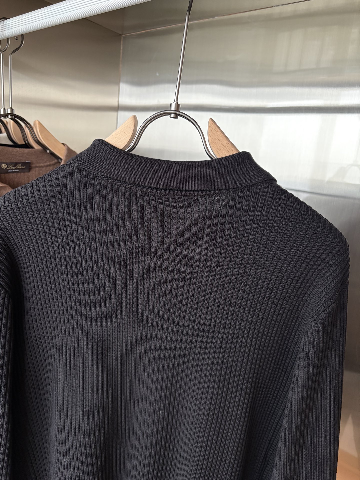 耗时王”菱形提花设计甄选超细优质纱线翻领短袖男士典藏款「耗时王」长袖针织奢雅工艺，触肤即高阶。• 匠心底