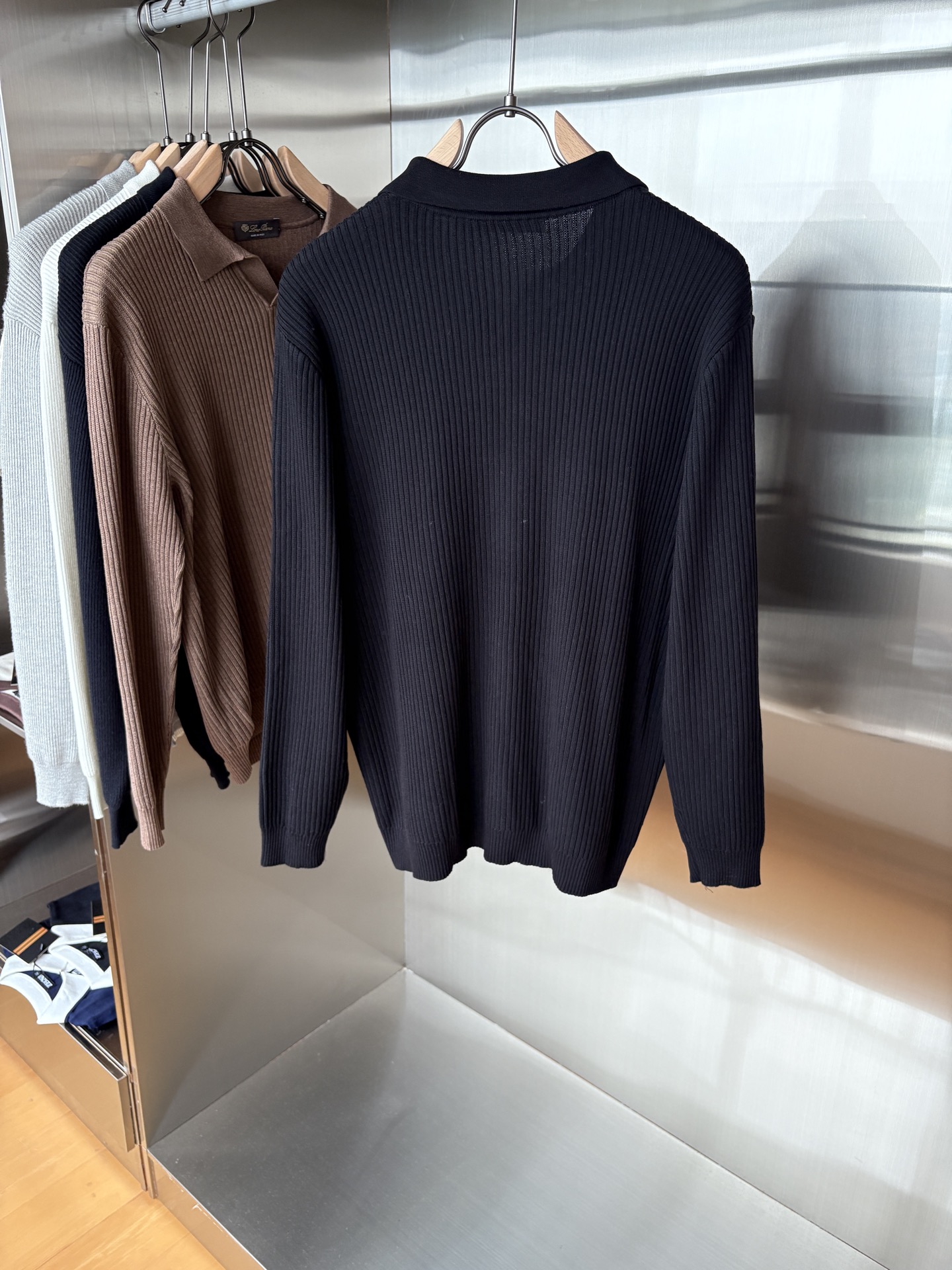 耗时王”菱形提花设计甄选超细优质纱线翻领短袖男士典藏款「耗时王」长袖针织奢雅工艺，触肤即高阶。• 匠心底