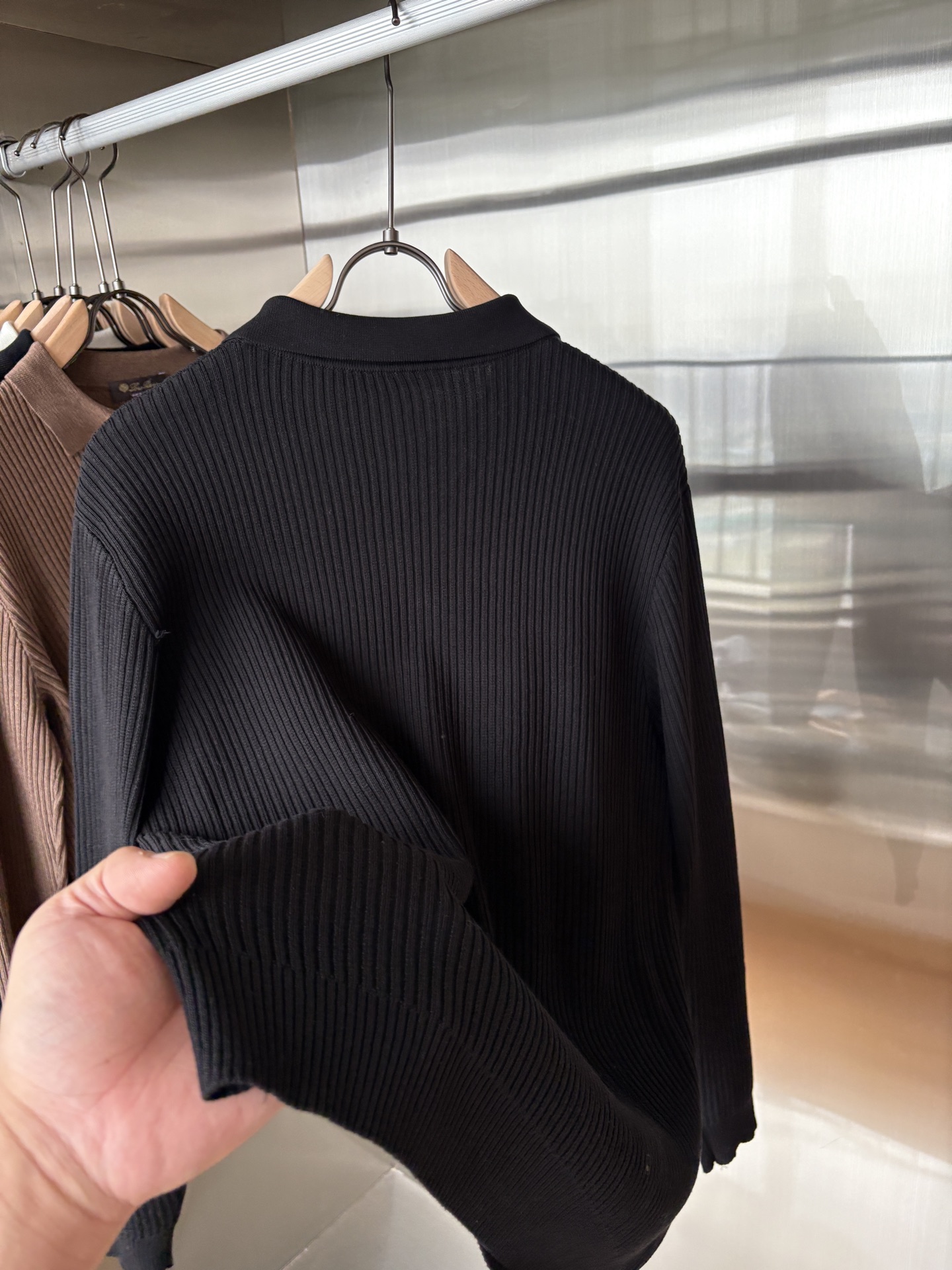 耗时王”菱形提花设计甄选超细优质纱线翻领短袖男士典藏款「耗时王」长袖针织奢雅工艺，触肤即高阶。• 匠心底