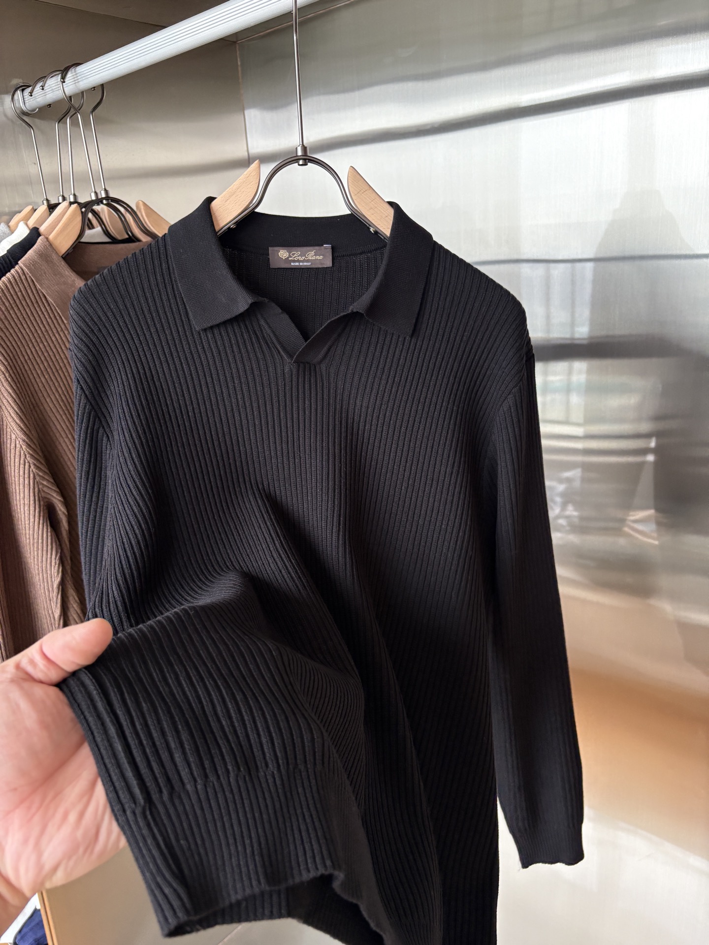 耗时王”菱形提花设计甄选超细优质纱线翻领短袖男士典藏款「耗时王」长袖针织奢雅工艺，触肤即高阶。• 匠心底