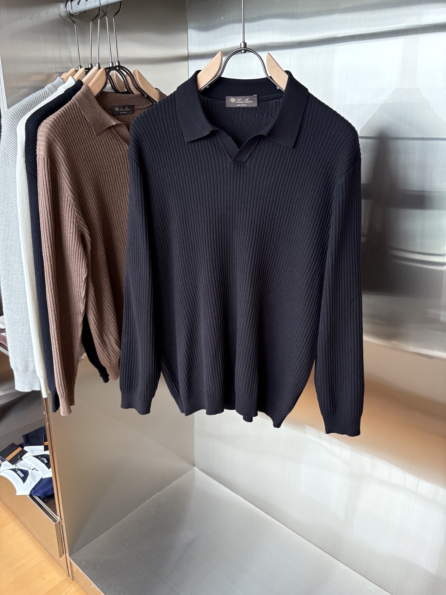 耗时王”菱形提花设计甄选超细优质纱线翻领短袖男士典藏款「耗时王」长袖针织奢雅工艺，触肤即高阶。• 匠心底