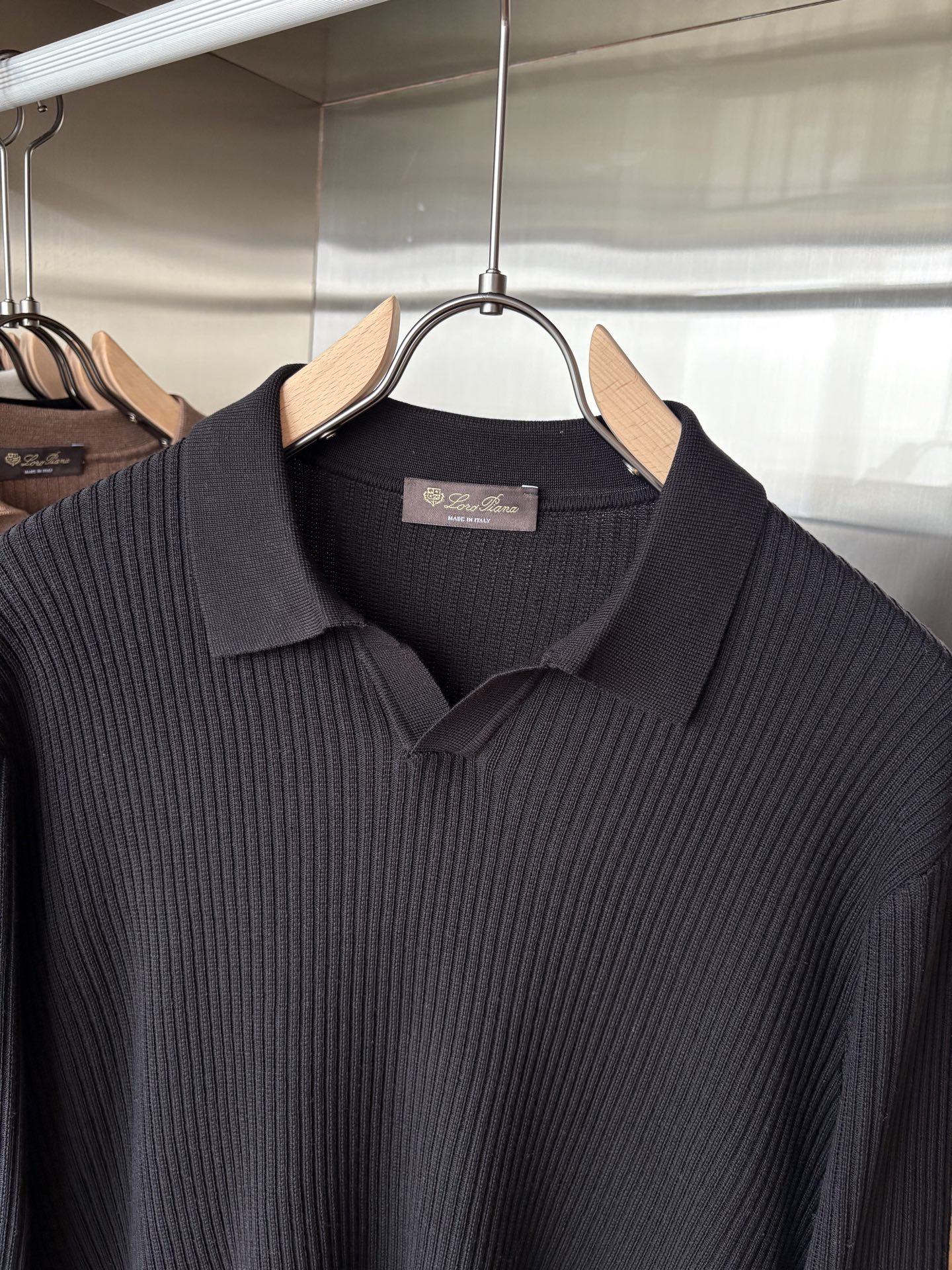 耗时王”菱形提花设计甄选超细优质纱线翻领短袖男士典藏款「耗时王」长袖针织奢雅工艺，触肤即高阶。• 匠心底