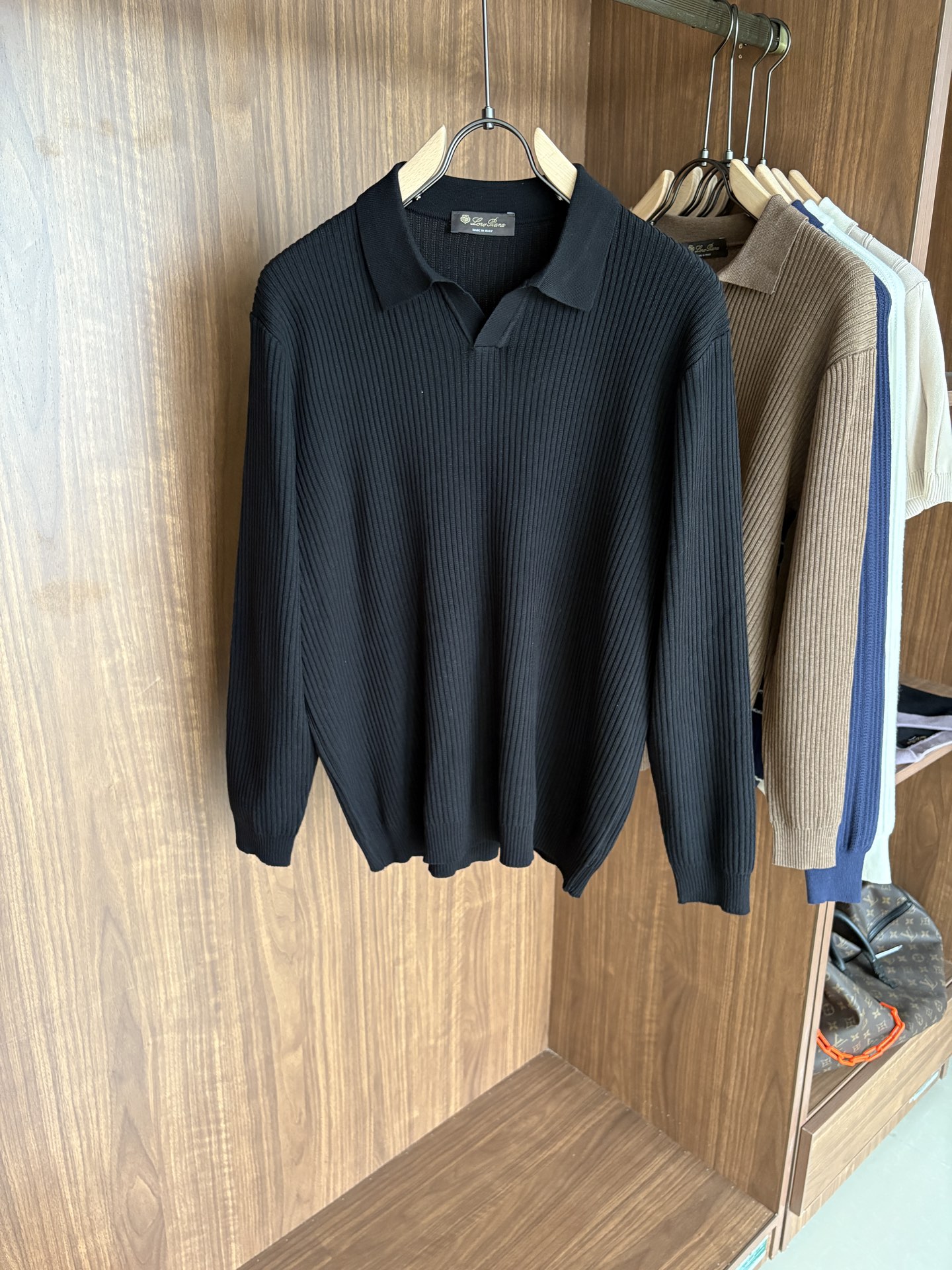 NO:512659,Time-consuming King' diamond jacquard design selects ultra-fine high-quality yarn lapel short-sleeved men's collection 'Time-consuming King' long-sleeved knitting and elegant craftsmanship, which touches the skin with high-end style. The ingenuity of diamond-shaped hollow jacquard is carved with three-dimensional diamond jacquard that takes months to carve, and the architectural aesthetic texture is weaving between warp and weft. The light and shadow penetrate through, and the gestures show low-key luxury. Classic lattice lapel long-sleeved design Simple lapel outlines neat lines, short-sleeved cut is suitable for multiple scenes - the layered suits during business meetings show elegance, casual wear reveals gentleman's taste, and the collection style never fades. The ultimate quality testimony of details Precision turning ensures that the seams are flat, the bone position is reinforced and durable and does not deform; the neckline threads have been washed and tested, and they are still as crisp as new as they wear for a long time, and every detail is a testimony of 'time-consuming'.  Code number M-3XL, T-shirt, business suit, alexander wang19860909耗时王”菱形提花设计甄选超细优质纱线翻领短袖男士典藏款「耗时王」长袖针织奢雅工艺,触肤即高阶. 匠心底蕴菱形镂空提花 耗时数月雕琢的立体菱形提花,经纬间织就建筑美学肌理,光影穿透时显隐交错,举手投足尽展低调奢华. 经典型格翻领长袖设计 简约翻领勾勒利落线条,短袖剪裁适配多场景——商务会晤时叠搭西装显儒雅,休闲时光单穿流露绅士品味,典藏款型永不褪色. 细节至臻品质见证 精密车工确保接缝平整,骨位加固耐穿不变形；领口螺纹经水洗测试,久穿仍挺括如新,每一处细节皆为「耗时」证言. 码数M-3XL,,T-shirt,business suit,alexander wang,Men's clothing