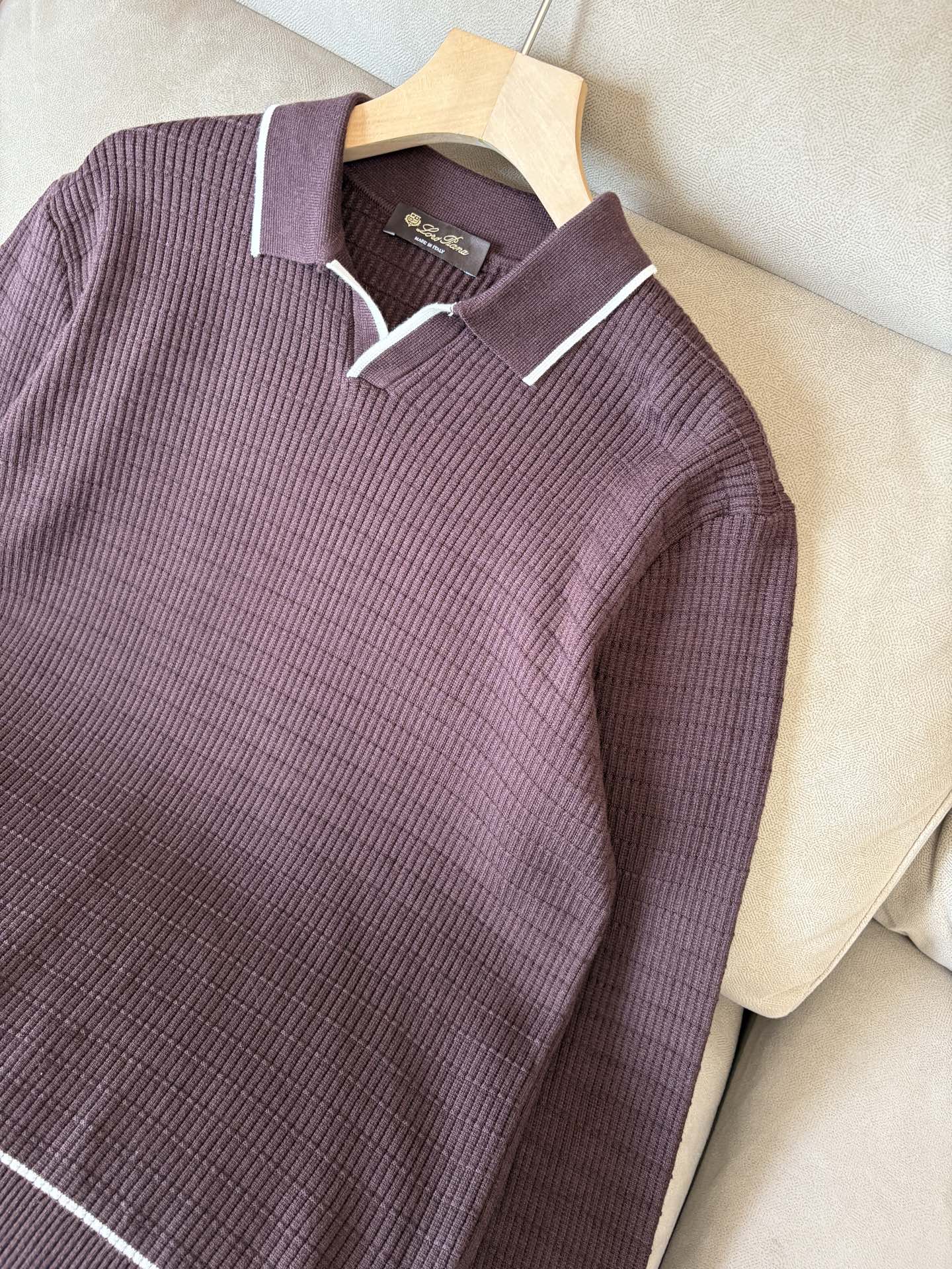 耗时王”菱形提花设计甄选超细优质纱线翻领短袖男士典藏款「耗时王」长袖针织奢雅工艺，触肤即高阶。• 匠心底