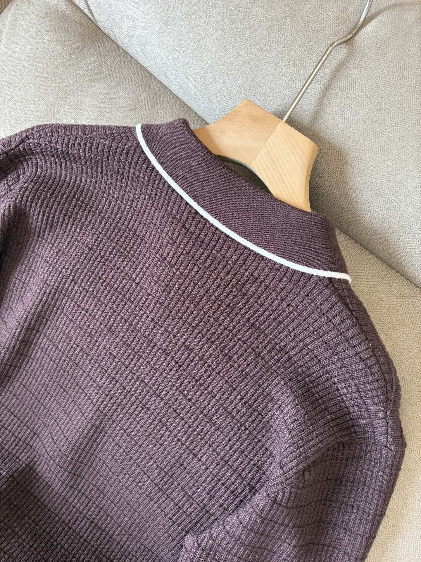 耗时王”菱形提花设计甄选超细优质纱线翻领短袖男士典藏款「耗时王」长袖针织奢雅工艺，触肤即高阶。• 匠心底