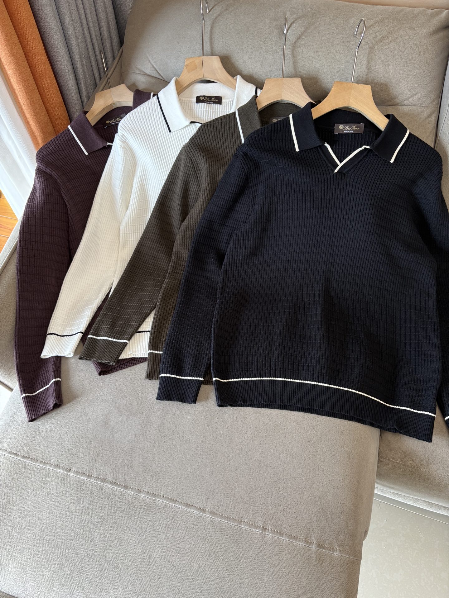 耗时王”菱形提花设计甄选超细优质纱线翻领短袖男士典藏款「耗时王」长袖针织奢雅工艺，触肤即高阶。• 匠心底