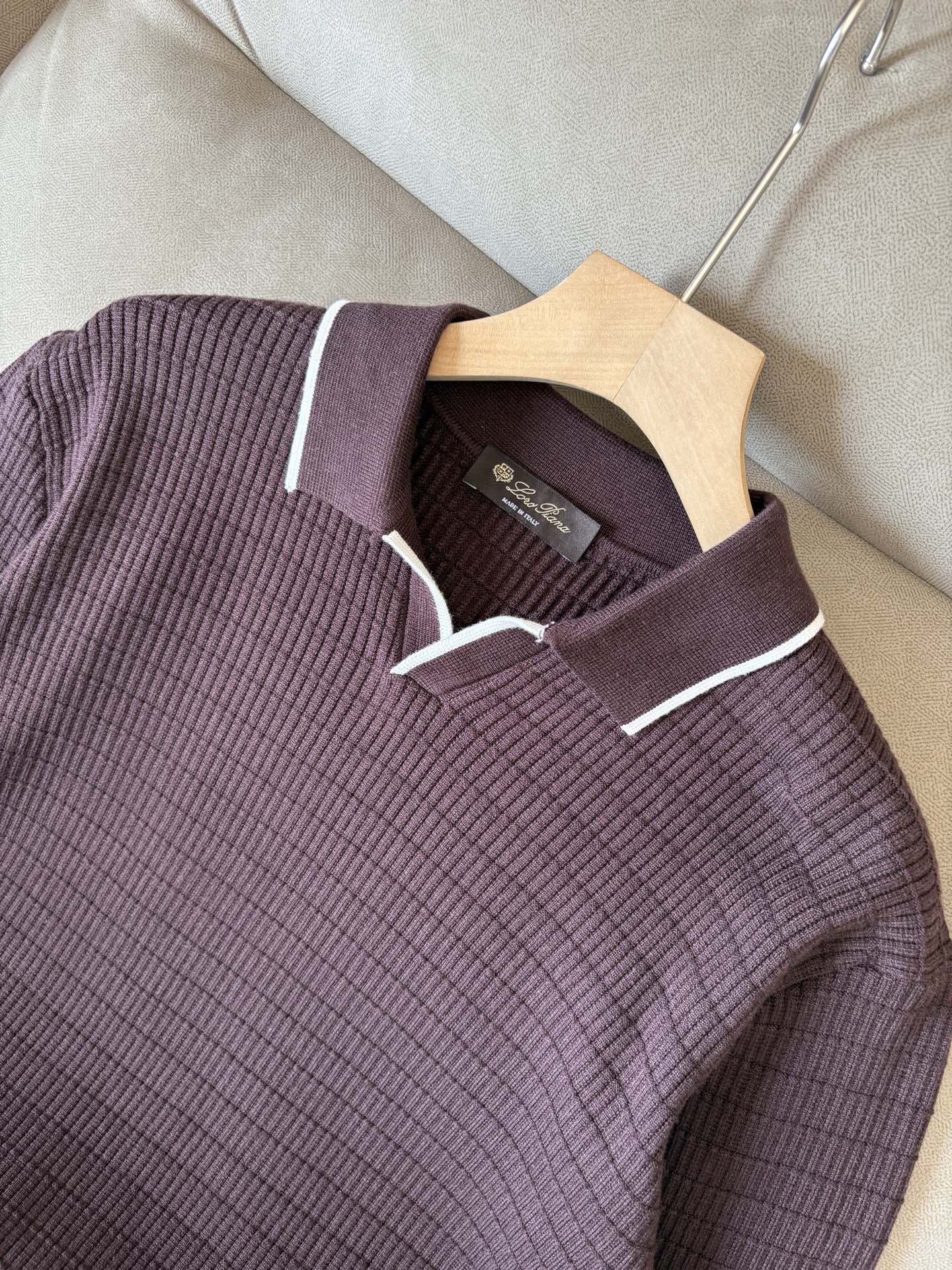 耗时王”菱形提花设计甄选超细优质纱线翻领短袖男士典藏款「耗时王」长袖针织奢雅工艺，触肤即高阶。• 匠心底