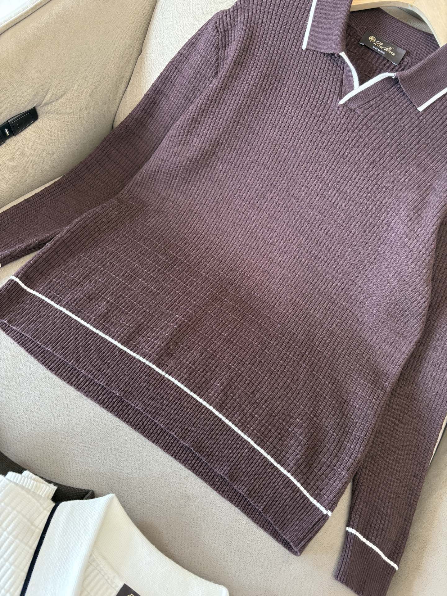 耗时王”菱形提花设计甄选超细优质纱线翻领短袖男士典藏款「耗时王」长袖针织奢雅工艺，触肤即高阶。• 匠心底