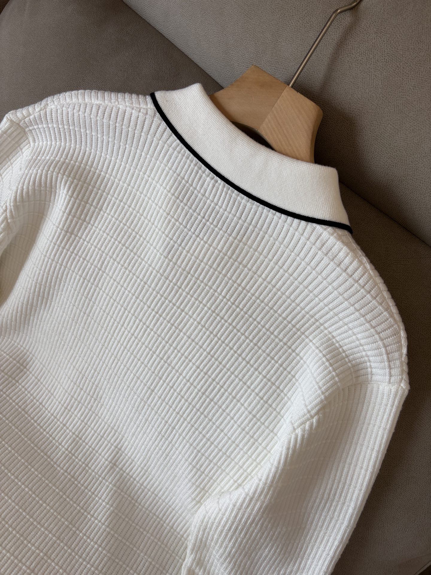 耗时王”菱形提花设计甄选超细优质纱线翻领短袖男士典藏款「耗时王」长袖针织奢雅工艺，触肤即高阶。• 匠心底