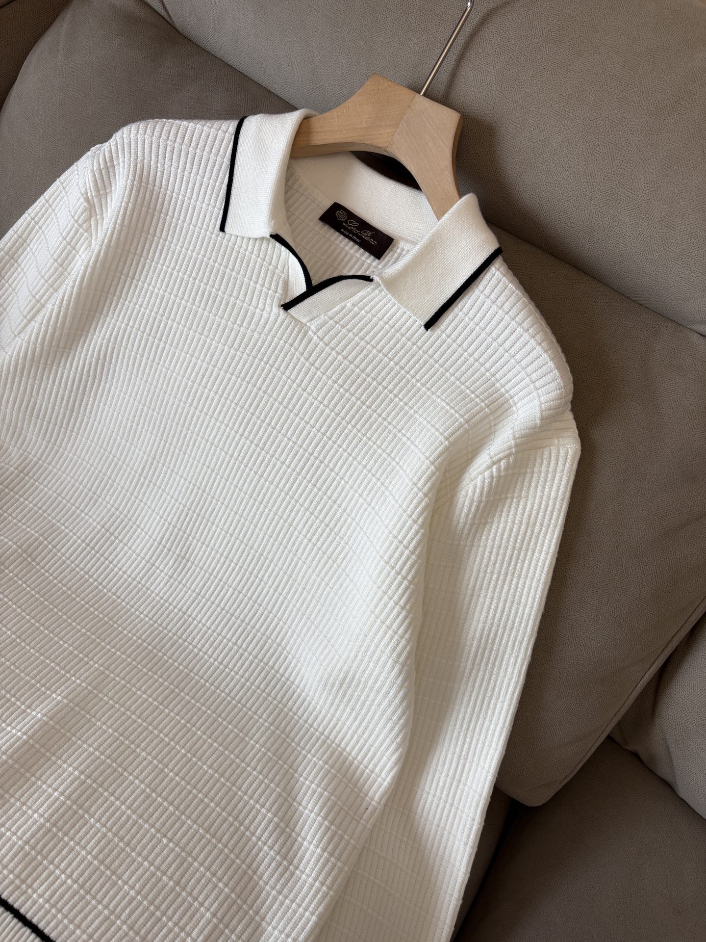 耗时王”菱形提花设计甄选超细优质纱线翻领短袖男士典藏款「耗时王」长袖针织奢雅工艺，触肤即高阶。• 匠心底