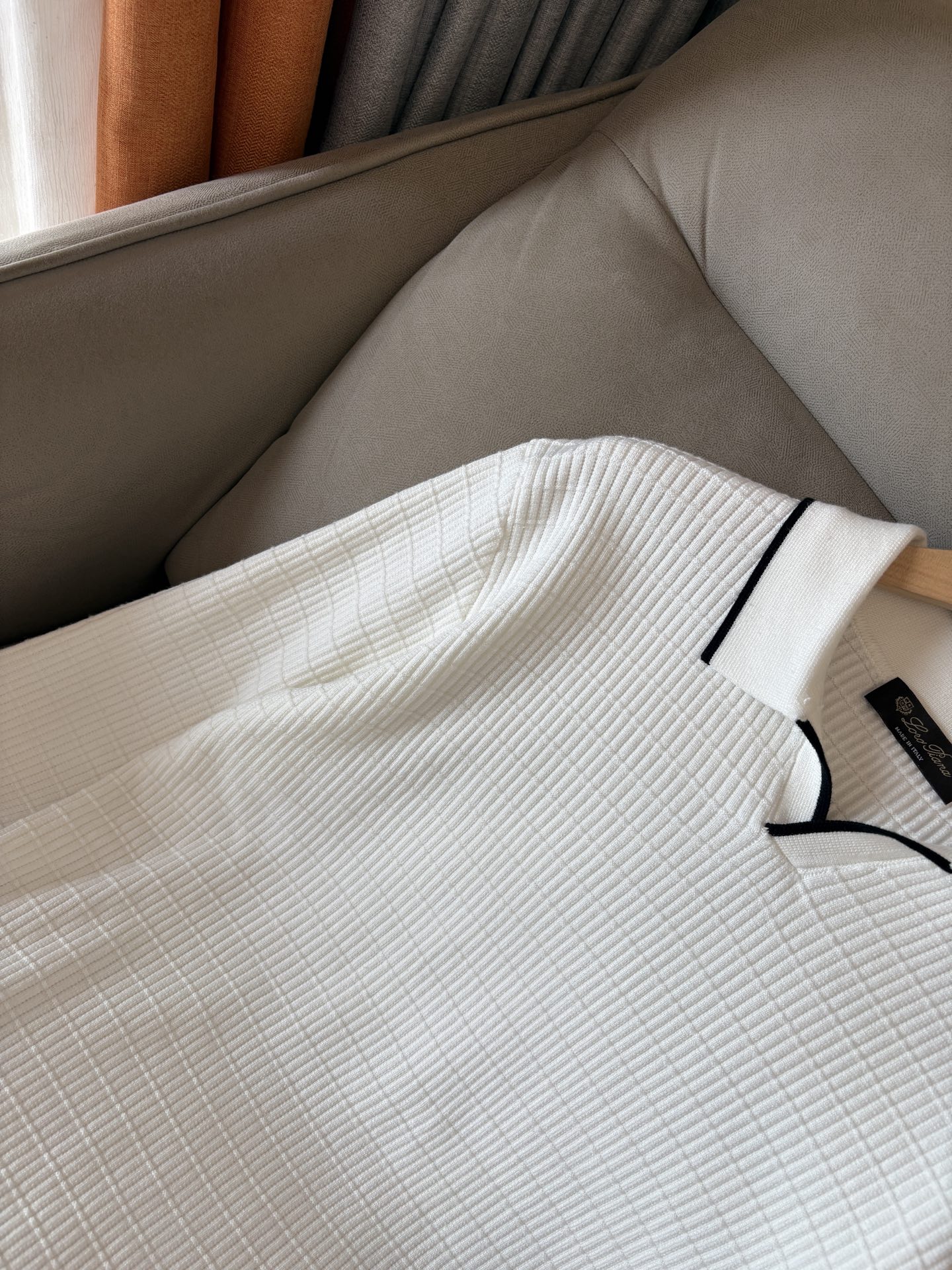 耗时王”菱形提花设计甄选超细优质纱线翻领短袖男士典藏款「耗时王」长袖针织奢雅工艺，触肤即高阶。• 匠心底