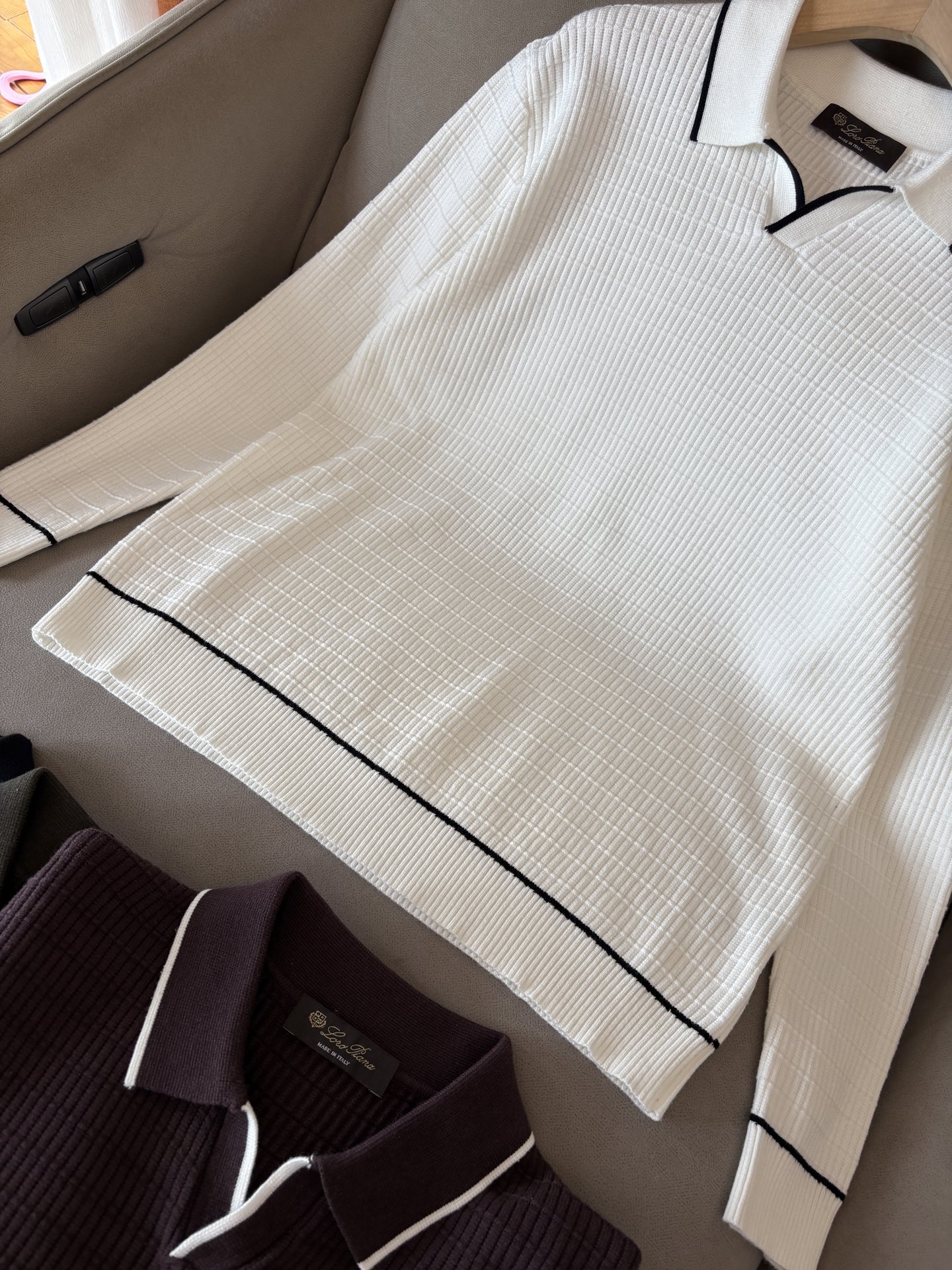 耗时王”菱形提花设计甄选超细优质纱线翻领短袖男士典藏款「耗时王」长袖针织奢雅工艺，触肤即高阶。• 匠心底