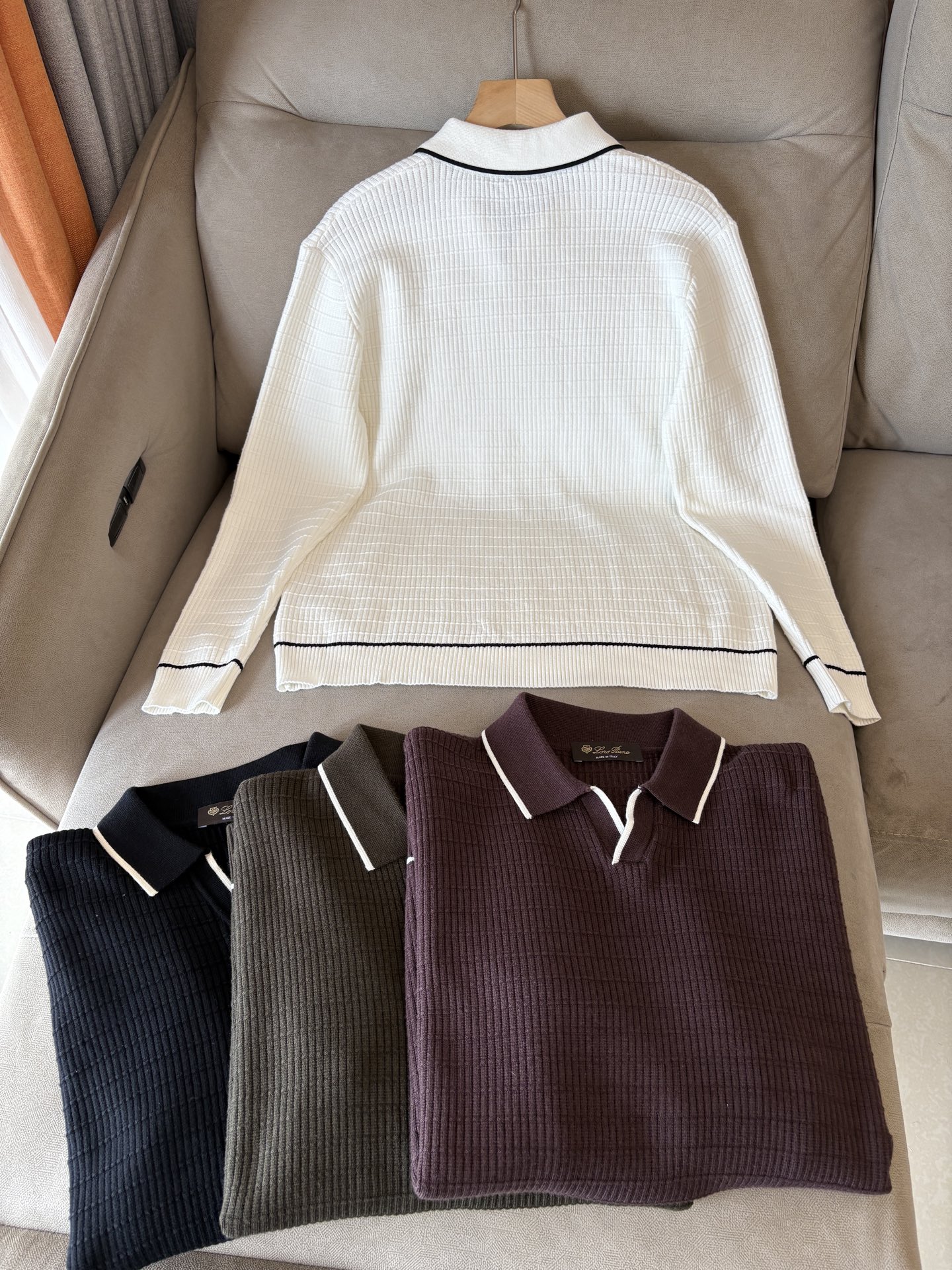 耗时王”菱形提花设计甄选超细优质纱线翻领短袖男士典藏款「耗时王」长袖针织奢雅工艺，触肤即高阶。• 匠心底