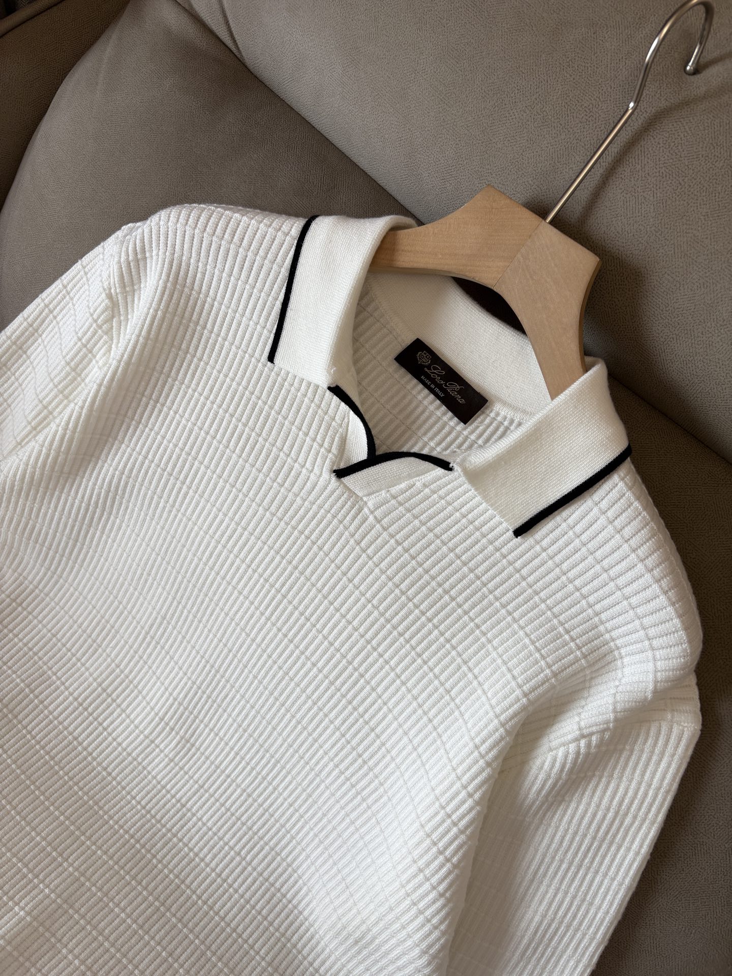 耗时王”菱形提花设计甄选超细优质纱线翻领短袖男士典藏款「耗时王」长袖针织奢雅工艺，触肤即高阶。• 匠心底