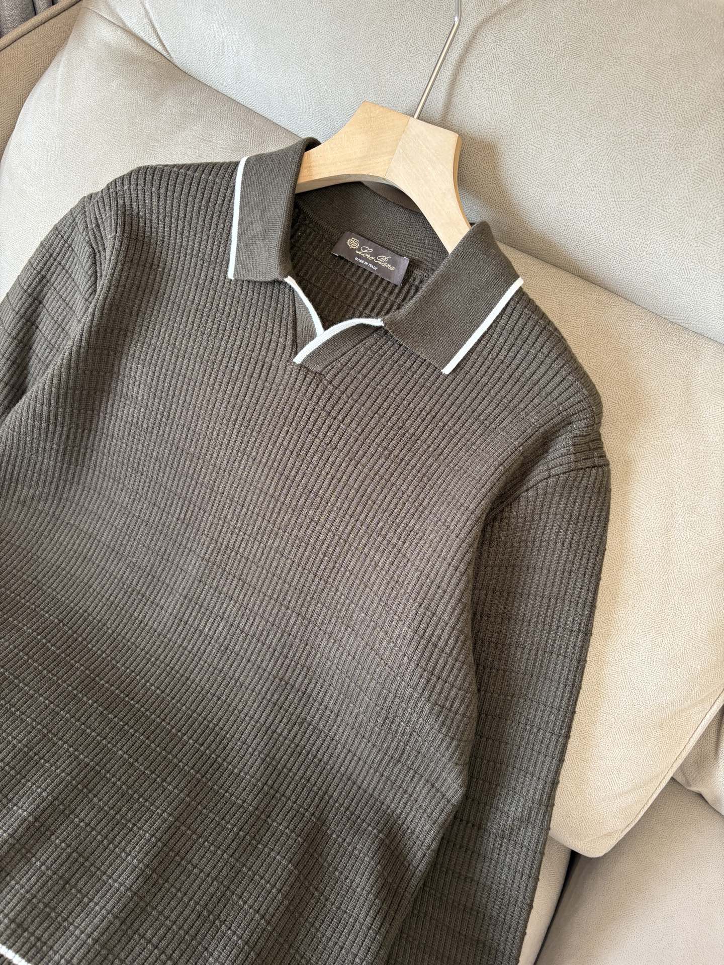 耗时王”菱形提花设计甄选超细优质纱线翻领短袖男士典藏款「耗时王」长袖针织奢雅工艺，触肤即高阶。• 匠心底