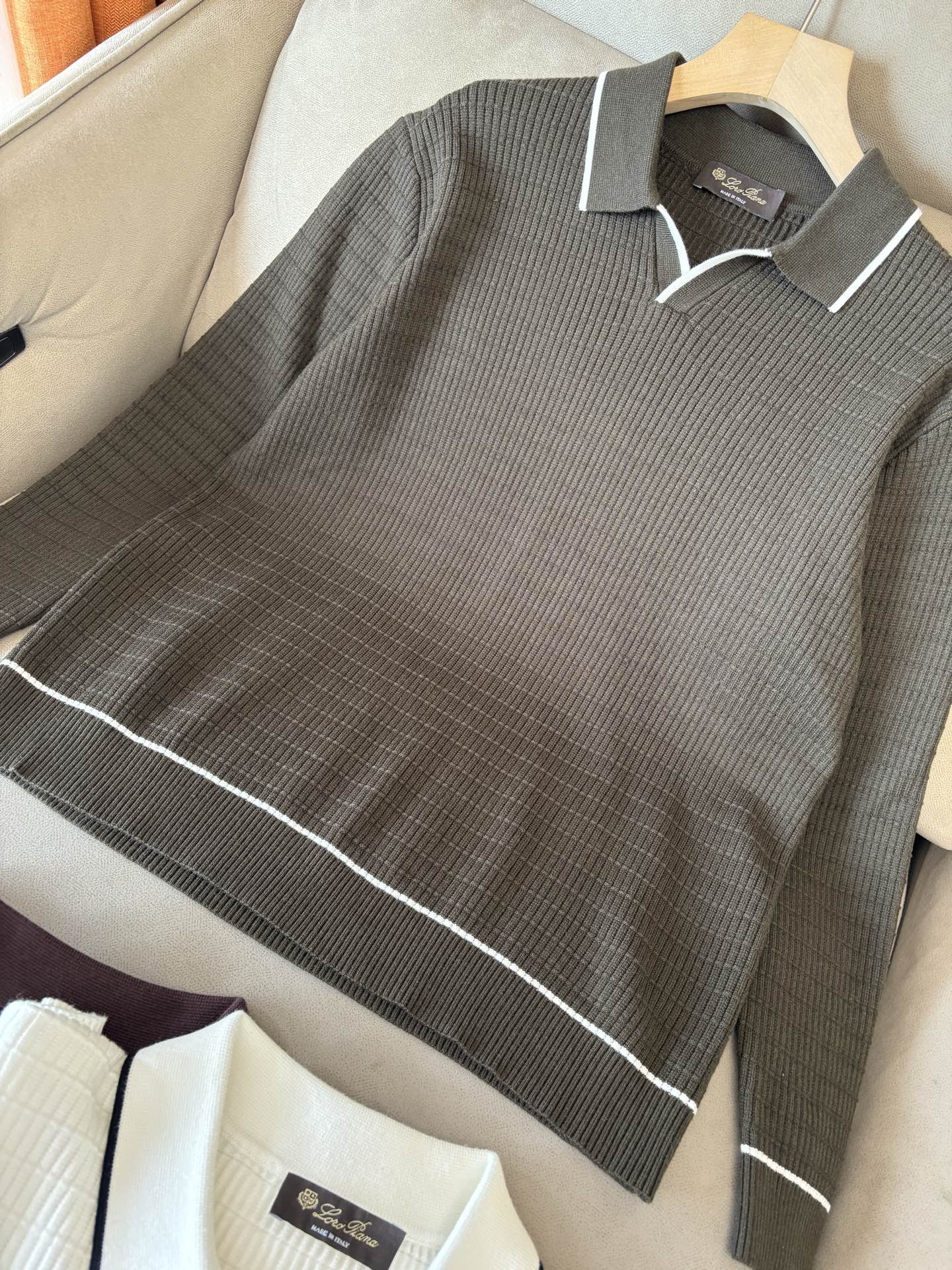 耗时王”菱形提花设计甄选超细优质纱线翻领短袖男士典藏款「耗时王」长袖针织奢雅工艺，触肤即高阶。• 匠心底