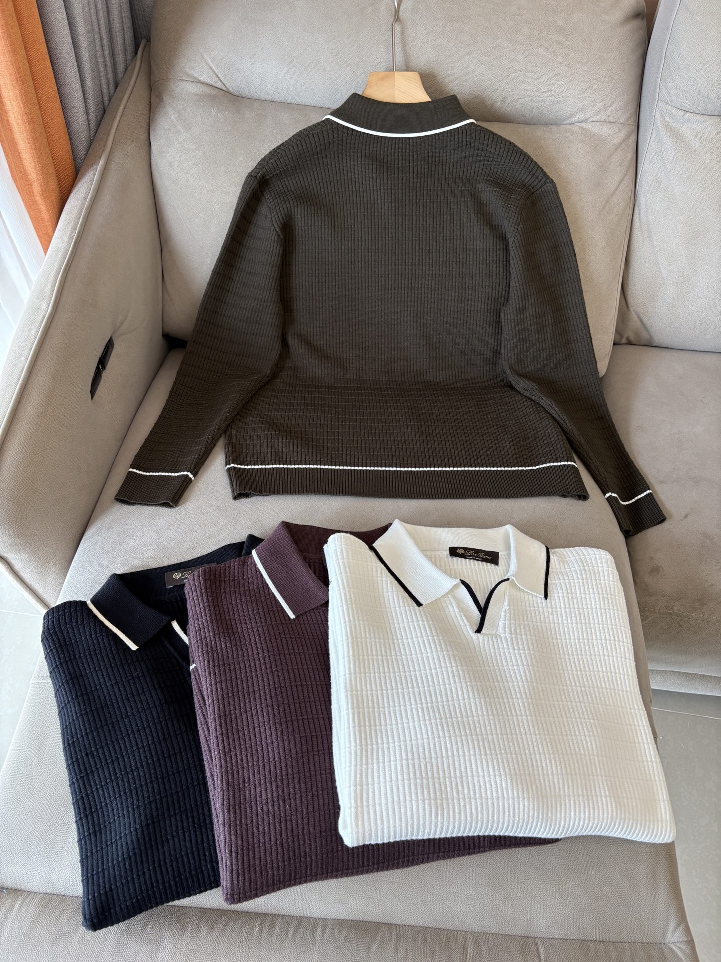 耗时王”菱形提花设计甄选超细优质纱线翻领短袖男士典藏款「耗时王」长袖针织奢雅工艺，触肤即高阶。• 匠心底