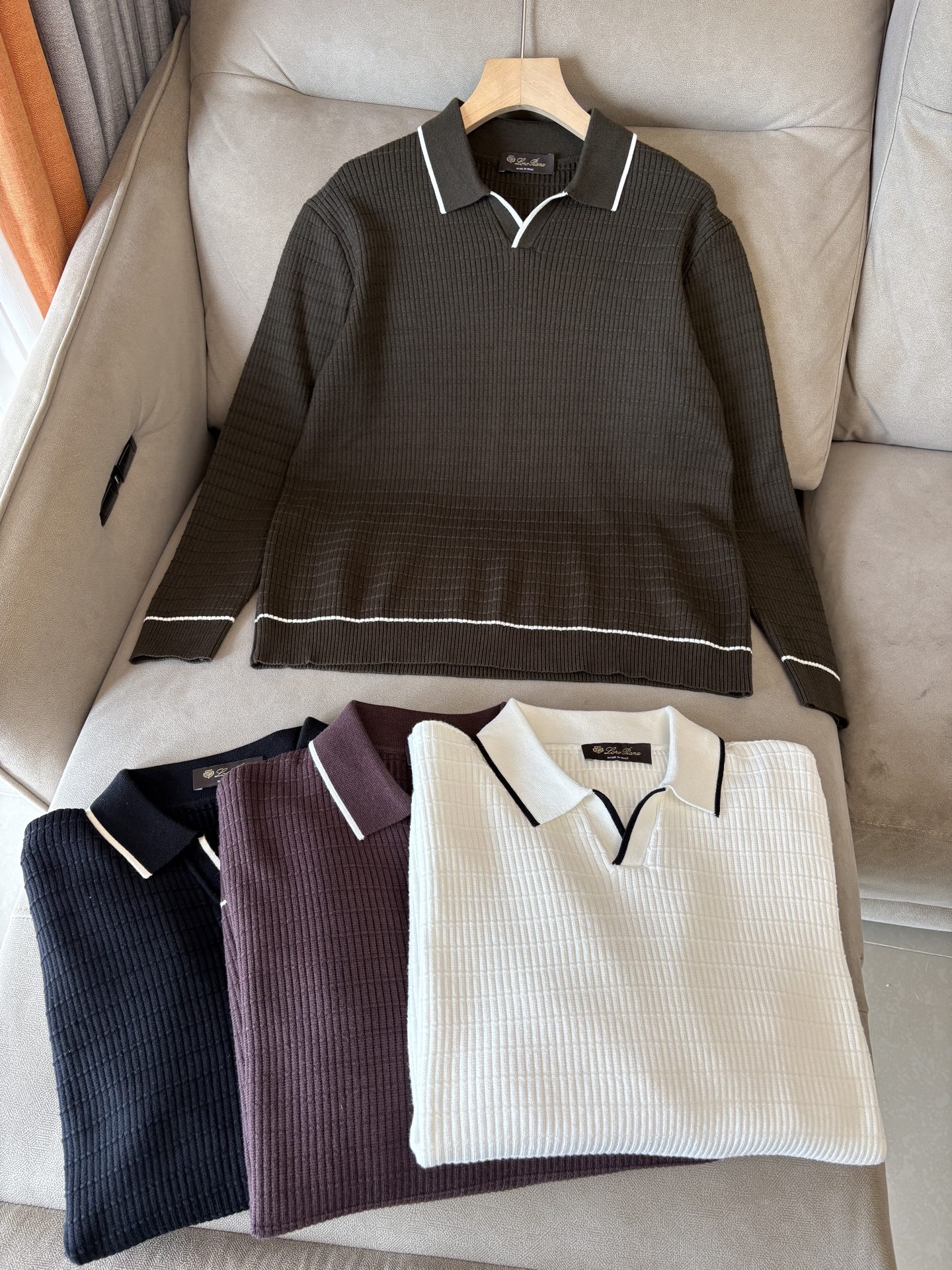 耗时王”菱形提花设计甄选超细优质纱线翻领短袖男士典藏款「耗时王」长袖针织奢雅工艺，触肤即高阶。• 匠心底