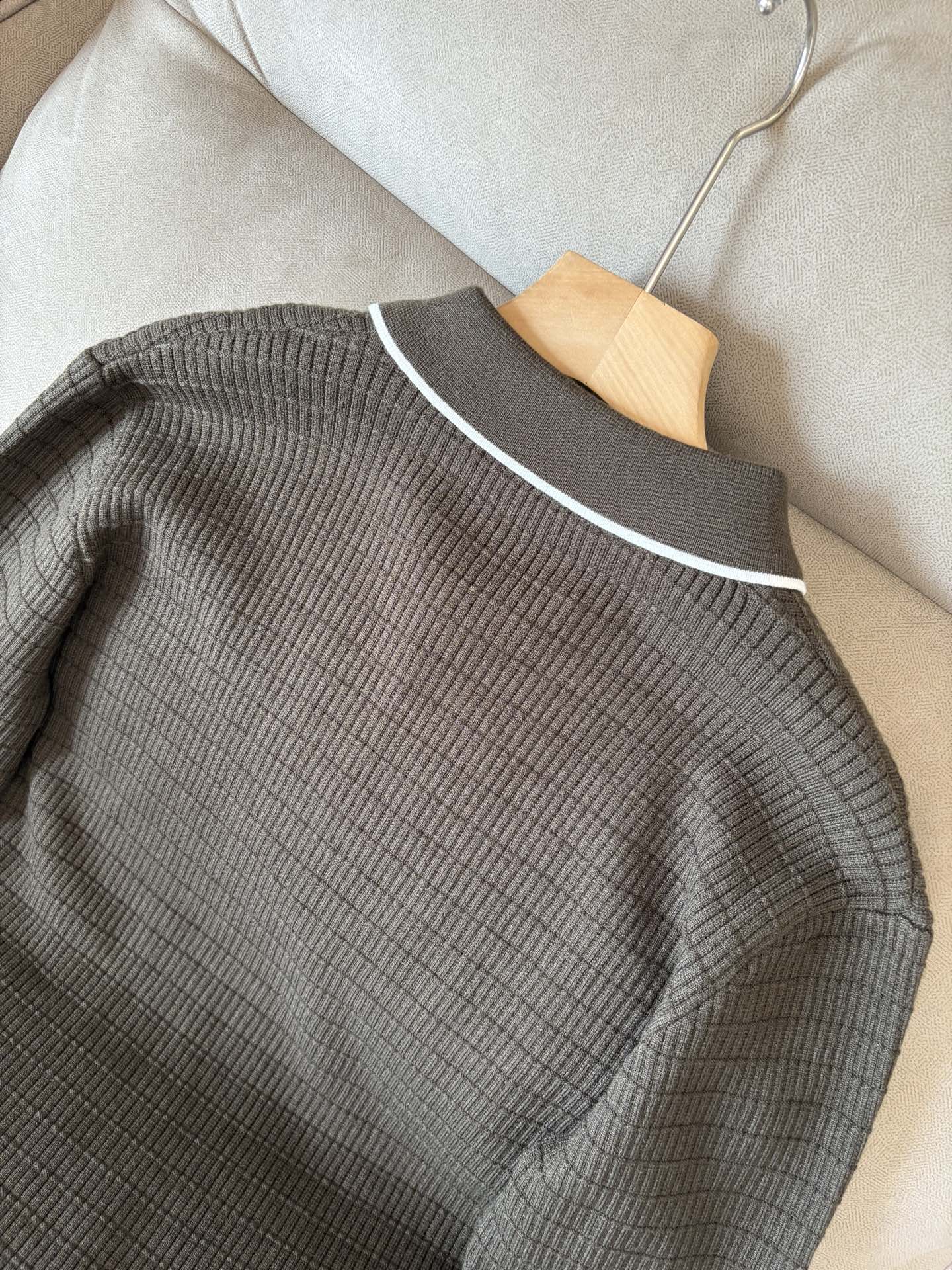 耗时王”菱形提花设计甄选超细优质纱线翻领短袖男士典藏款「耗时王」长袖针织奢雅工艺，触肤即高阶。• 匠心底