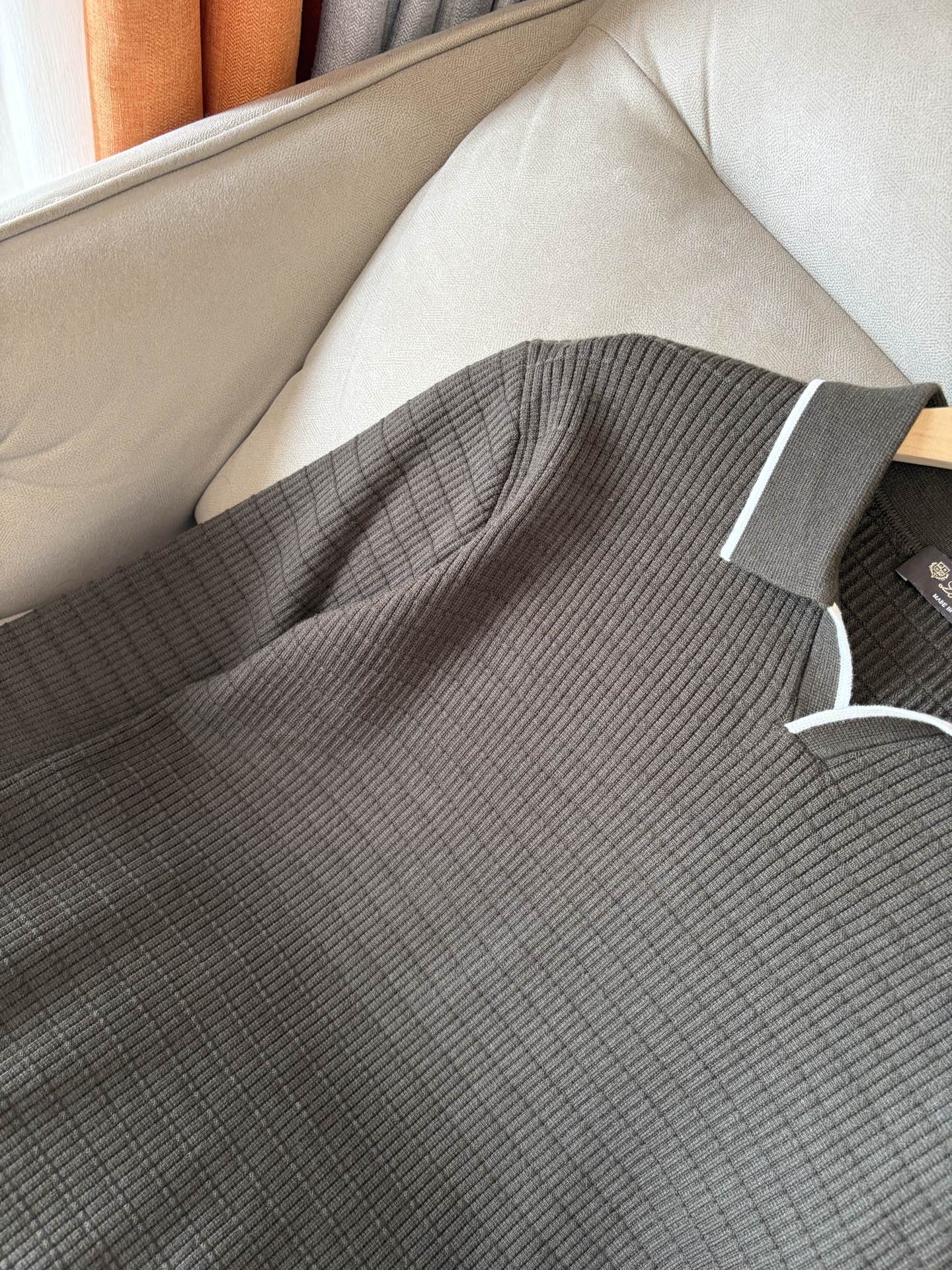 耗时王”菱形提花设计甄选超细优质纱线翻领短袖男士典藏款「耗时王」长袖针织奢雅工艺，触肤即高阶。• 匠心底