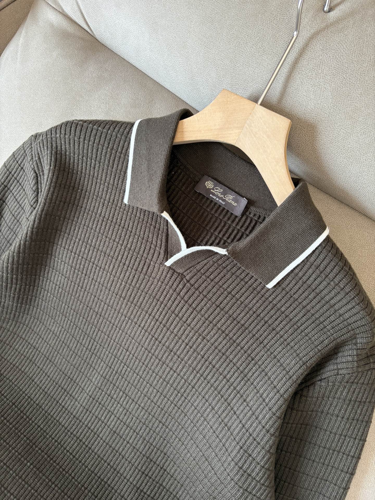 耗时王”菱形提花设计甄选超细优质纱线翻领短袖男士典藏款「耗时王」长袖针织奢雅工艺，触肤即高阶。• 匠心底