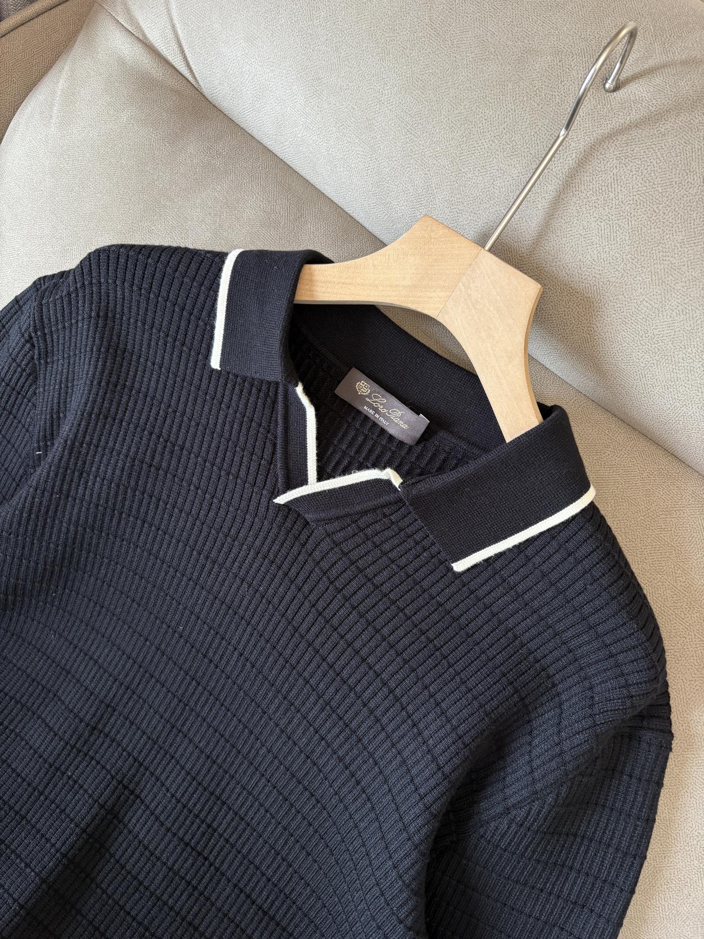 耗时王”菱形提花设计甄选超细优质纱线翻领短袖男士典藏款「耗时王」长袖针织奢雅工艺，触肤即高阶。• 匠心底