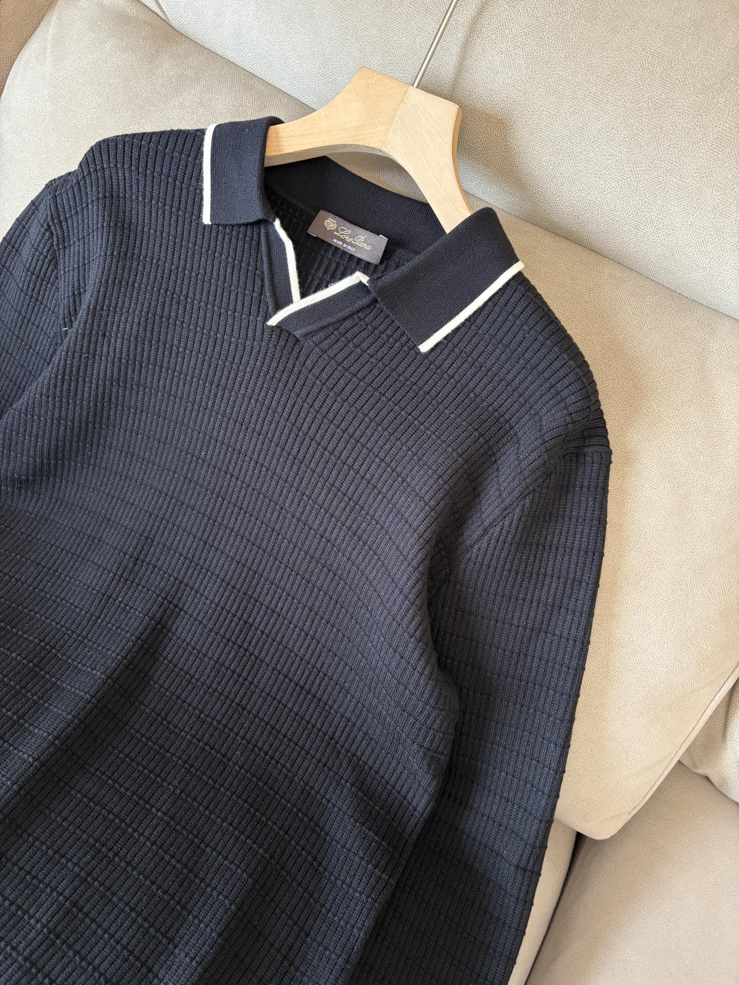 耗时王”菱形提花设计甄选超细优质纱线翻领短袖男士典藏款「耗时王」长袖针织奢雅工艺，触肤即高阶。• 匠心底