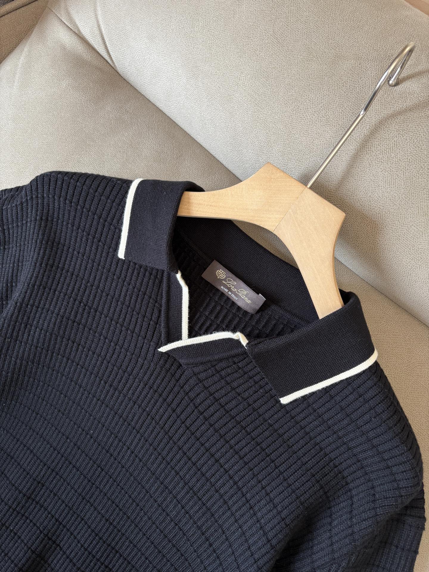 耗时王”菱形提花设计甄选超细优质纱线翻领短袖男士典藏款「耗时王」长袖针织奢雅工艺，触肤即高阶。• 匠心底