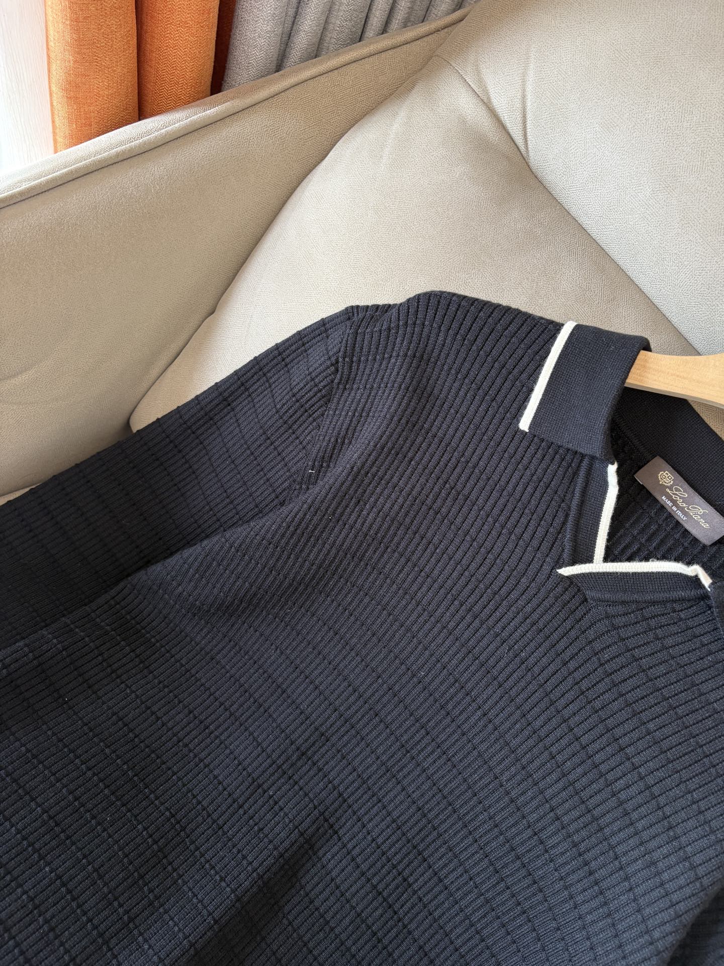 耗时王”菱形提花设计甄选超细优质纱线翻领短袖男士典藏款「耗时王」长袖针织奢雅工艺，触肤即高阶。• 匠心底