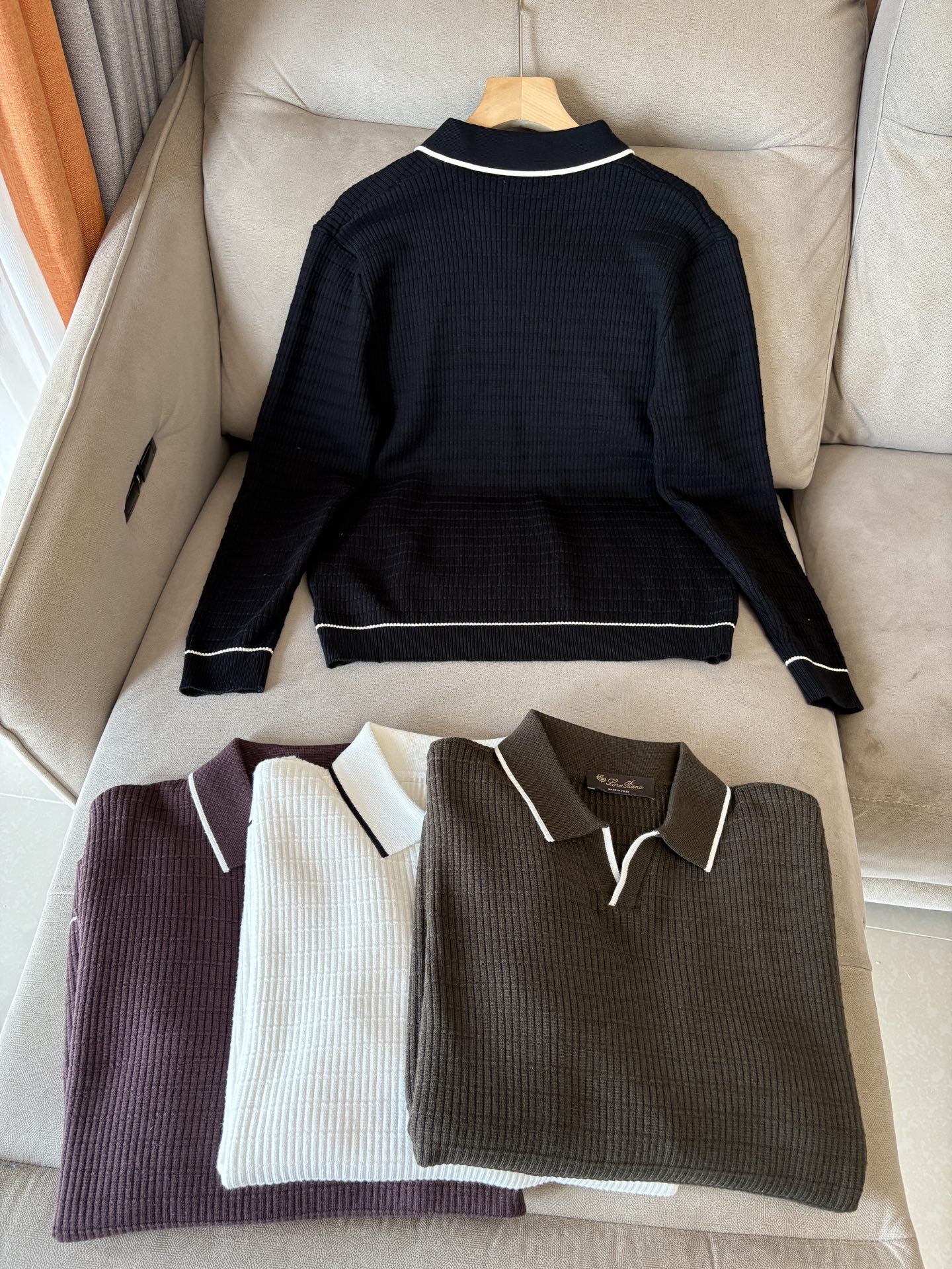 耗时王”菱形提花设计甄选超细优质纱线翻领短袖男士典藏款「耗时王」长袖针织奢雅工艺，触肤即高阶。• 匠心底