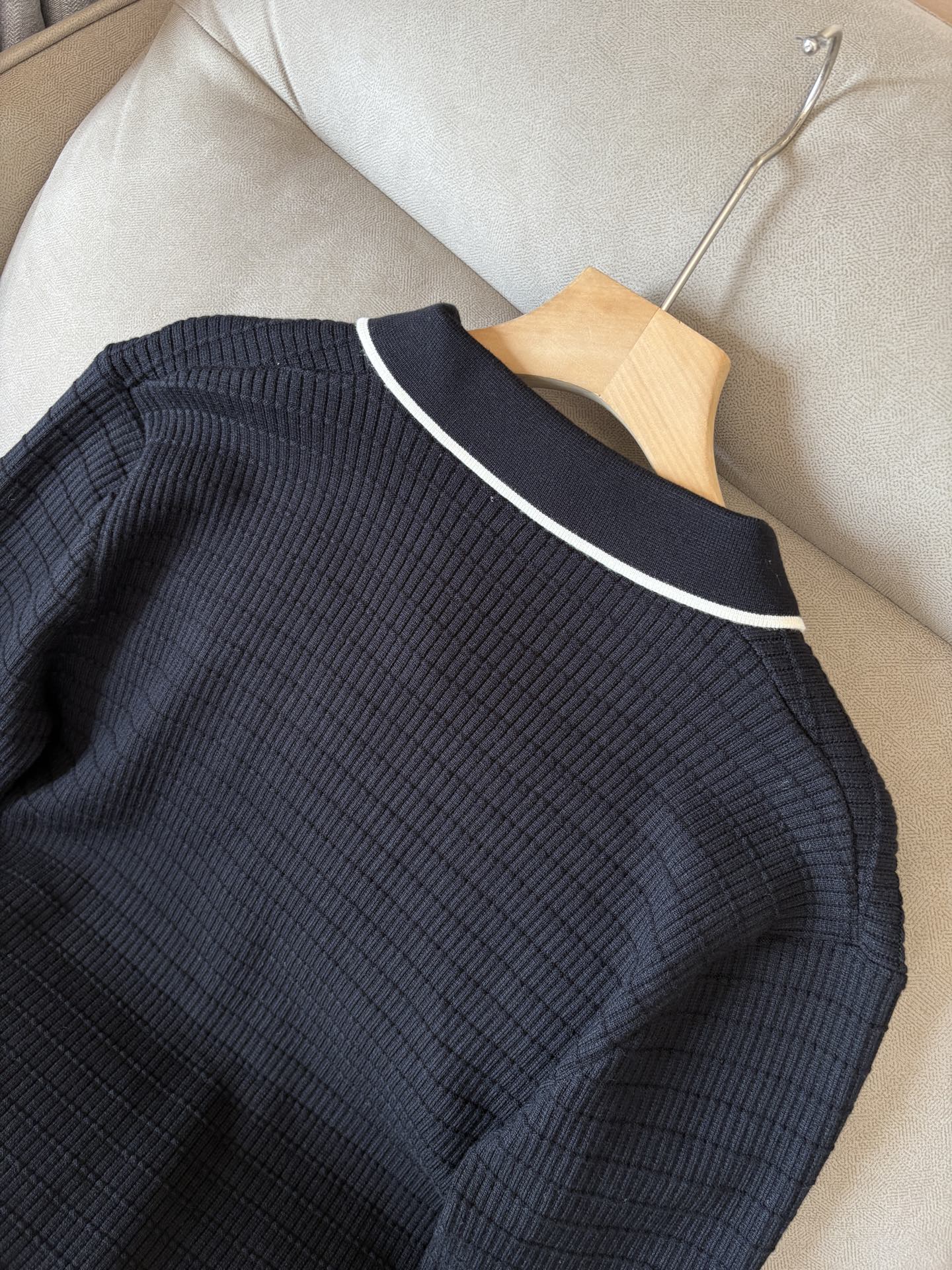 耗时王”菱形提花设计甄选超细优质纱线翻领短袖男士典藏款「耗时王」长袖针织奢雅工艺，触肤即高阶。• 匠心底