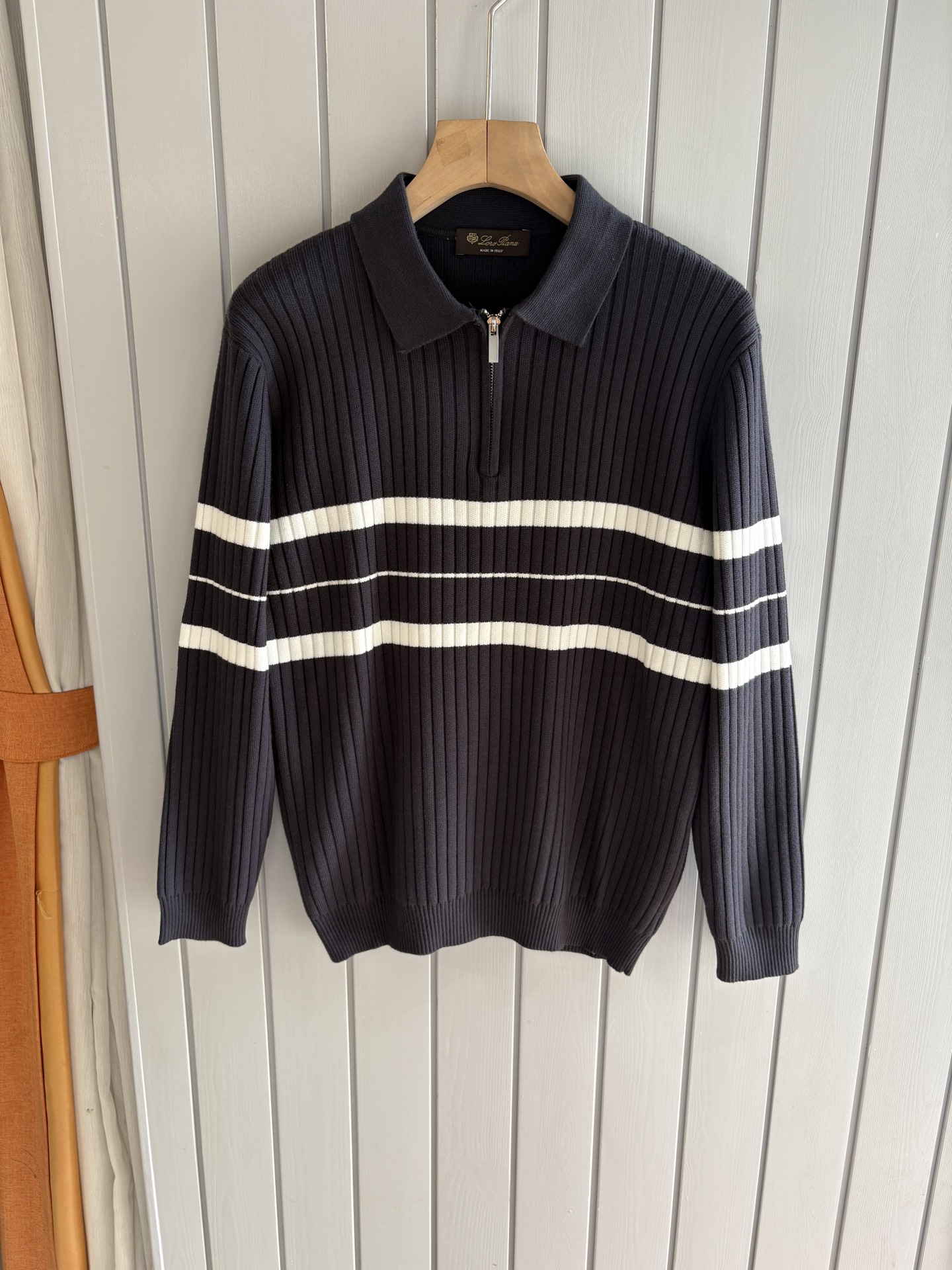 NO:513690,Time-consuming King' diamond jacquard design selects ultra-fine high-quality yarn lapel short-sleeved men's collection 'Time-consuming King' long-sleeved knitting and elegant craftsmanship, which touches the skin with high-end style. The ingenuity of diamond-shaped hollow jacquard is carved with three-dimensional diamond jacquard that takes months to carve, and the architectural aesthetic texture is weaving between warp and weft. The light and shadow penetrate through, and the gestures show low-key luxury. Classic lattice lapel long-sleeved design Simple lapel outlines neat lines, short-sleeved cut is suitable for multiple scenes - the layered suits during business meetings show elegance, casual wear reveals gentleman's taste, and the collection style never fades. The ultimate quality testimony of details Precision turning ensures that the seams are flat, the bone position is reinforced and durable and does not deform; the neckline threads have been washed and tested, and they are still as crisp as new as they wear for a long time, and every detail is a testimony of 'time-consuming'.  Code number M-3XL, T-shirt, business suit, alexander wang19860909耗时王”菱形提花设计甄选超细优质纱线翻领短袖男士典藏款「耗时王」长袖针织奢雅工艺,触肤即高阶. 匠心底蕴菱形镂空提花 耗时数月雕琢的立体菱形提花,经纬间织就建筑美学肌理,光影穿透时显隐交错,举手投足尽展低调奢华. 经典型格翻领长袖设计 简约翻领勾勒利落线条,短袖剪裁适配多场景——商务会晤时叠搭西装显儒雅,休闲时光单穿流露绅士品味,典藏款型永不褪色. 细节至臻品质见证 精密车工确保接缝平整,骨位加固耐穿不变形；领口螺纹经水洗测试,久穿仍挺括如新,每一处细节皆为「耗时」证言. 码数M-3XL,,T-shirt,business suit,alexander wang,Men's clothing