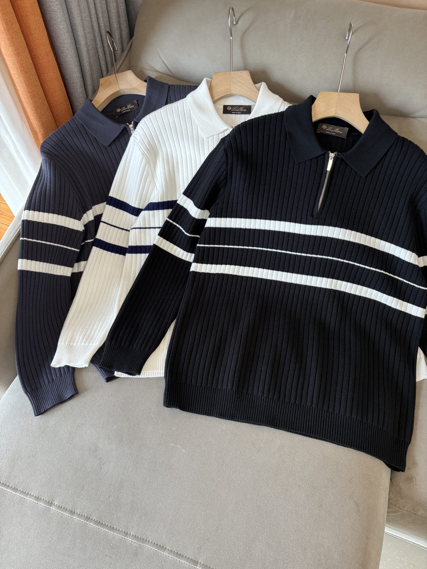 耗时王”菱形提花设计甄选超细优质纱线翻领短袖男士典藏款「耗时王」长袖针织奢雅工艺，触肤即高阶。• 匠心底