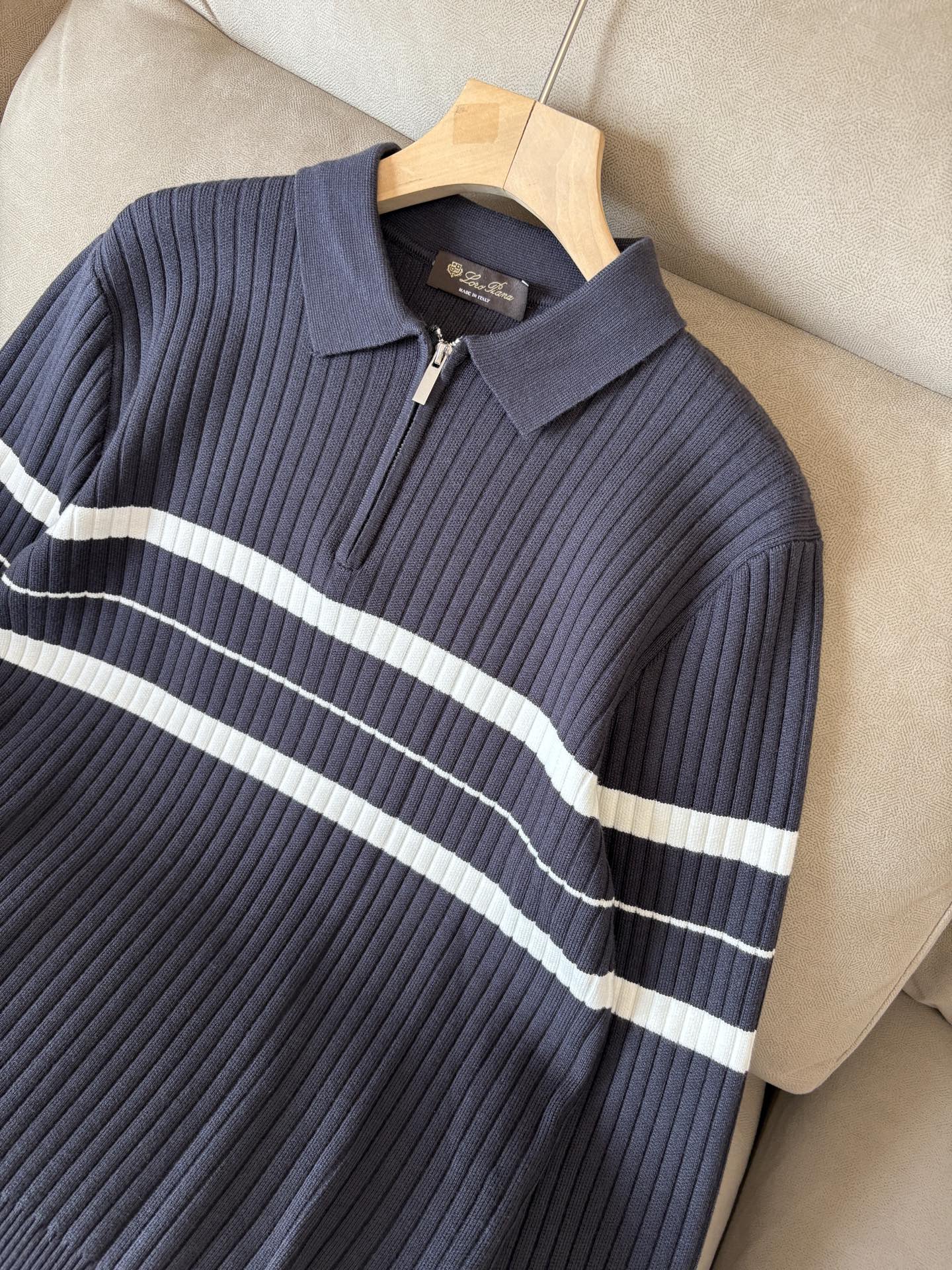 耗时王”菱形提花设计甄选超细优质纱线翻领短袖男士典藏款「耗时王」长袖针织奢雅工艺，触肤即高阶。• 匠心底