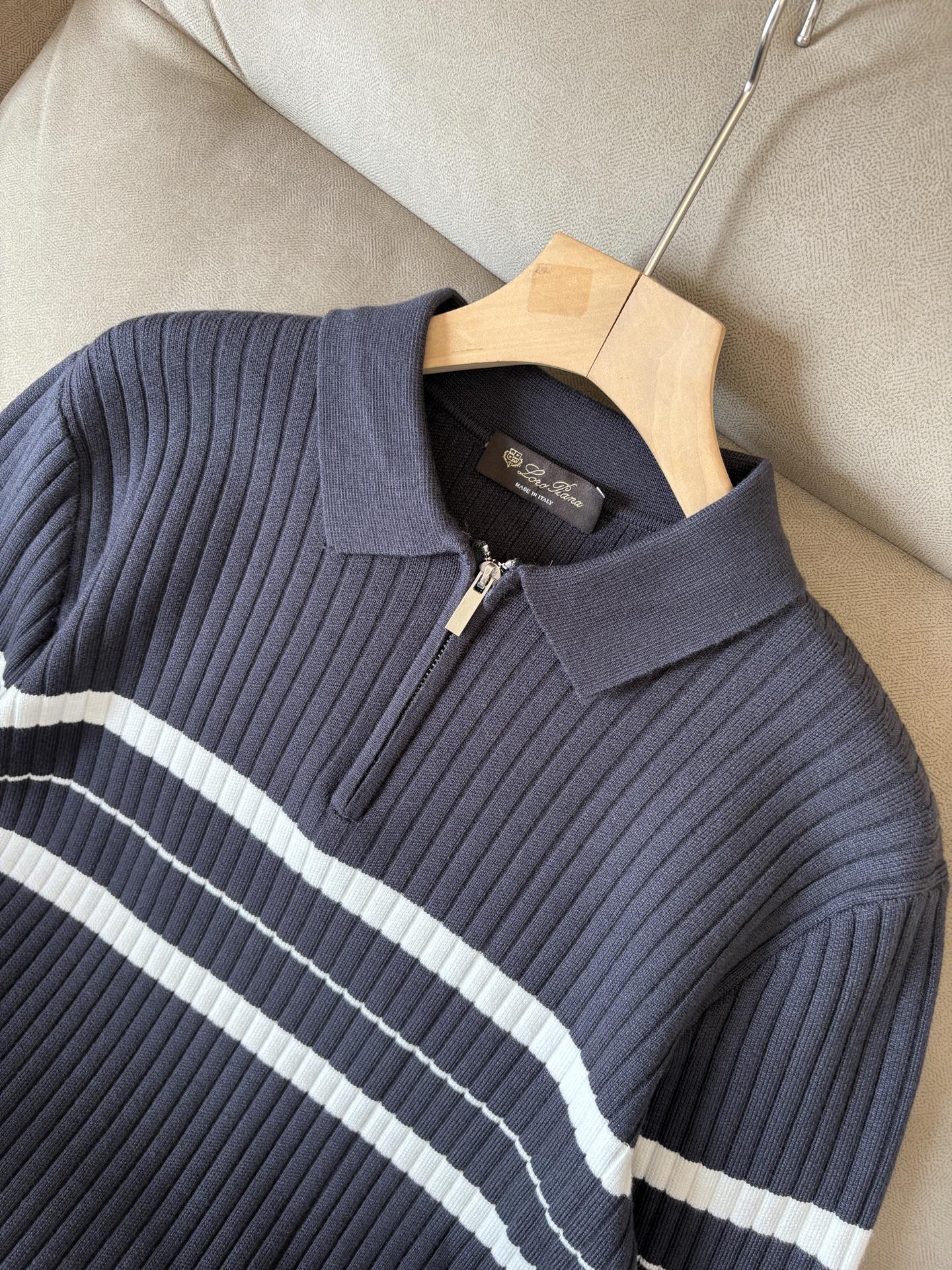 耗时王”菱形提花设计甄选超细优质纱线翻领短袖男士典藏款「耗时王」长袖针织奢雅工艺，触肤即高阶。• 匠心底