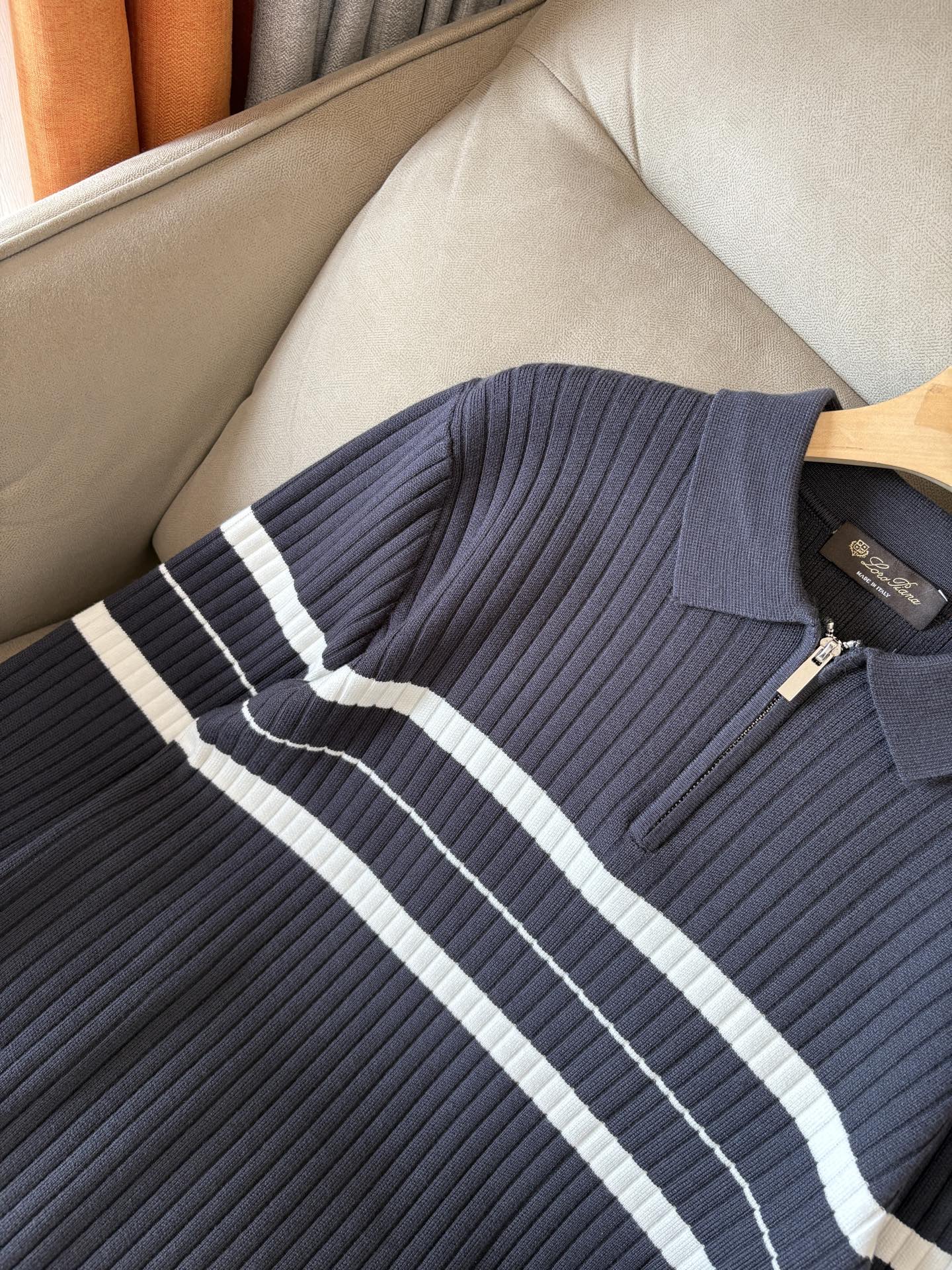 耗时王”菱形提花设计甄选超细优质纱线翻领短袖男士典藏款「耗时王」长袖针织奢雅工艺，触肤即高阶。• 匠心底