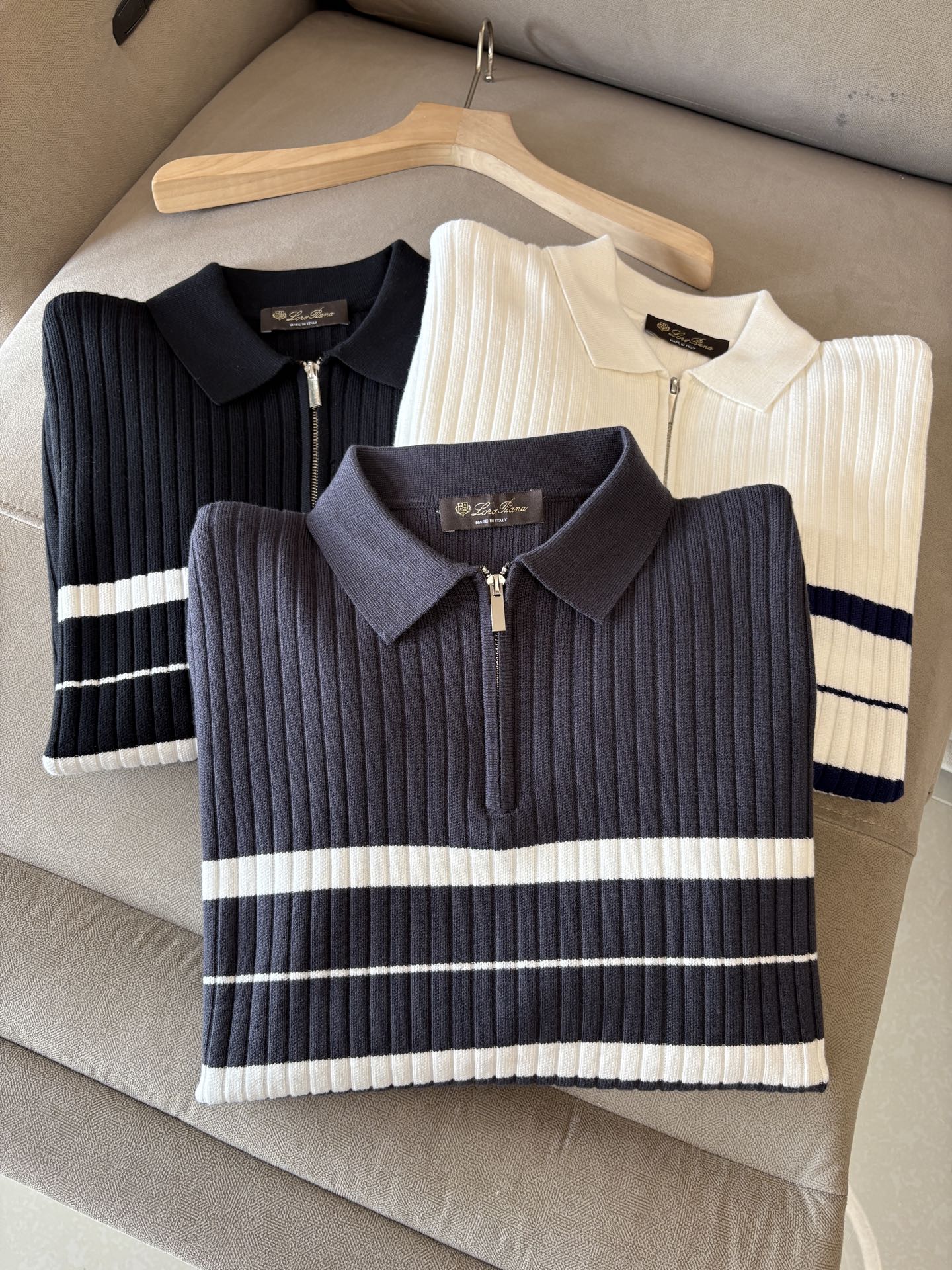 耗时王”菱形提花设计甄选超细优质纱线翻领短袖男士典藏款「耗时王」长袖针织奢雅工艺，触肤即高阶。• 匠心底