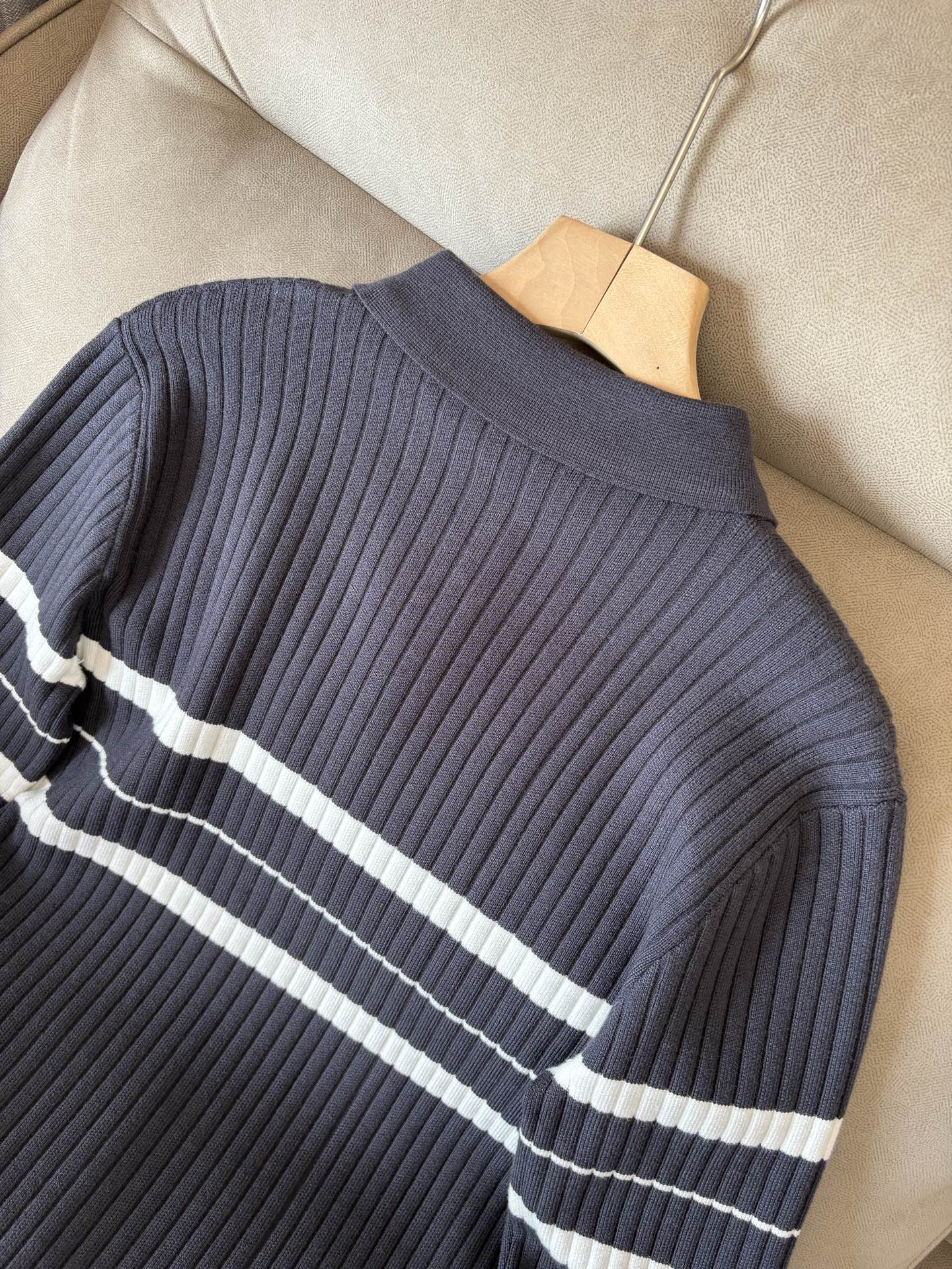 耗时王”菱形提花设计甄选超细优质纱线翻领短袖男士典藏款「耗时王」长袖针织奢雅工艺，触肤即高阶。• 匠心底