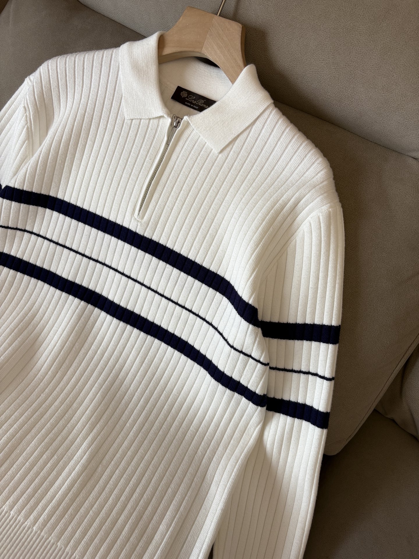 耗时王”菱形提花设计甄选超细优质纱线翻领短袖男士典藏款「耗时王」长袖针织奢雅工艺，触肤即高阶。• 匠心底