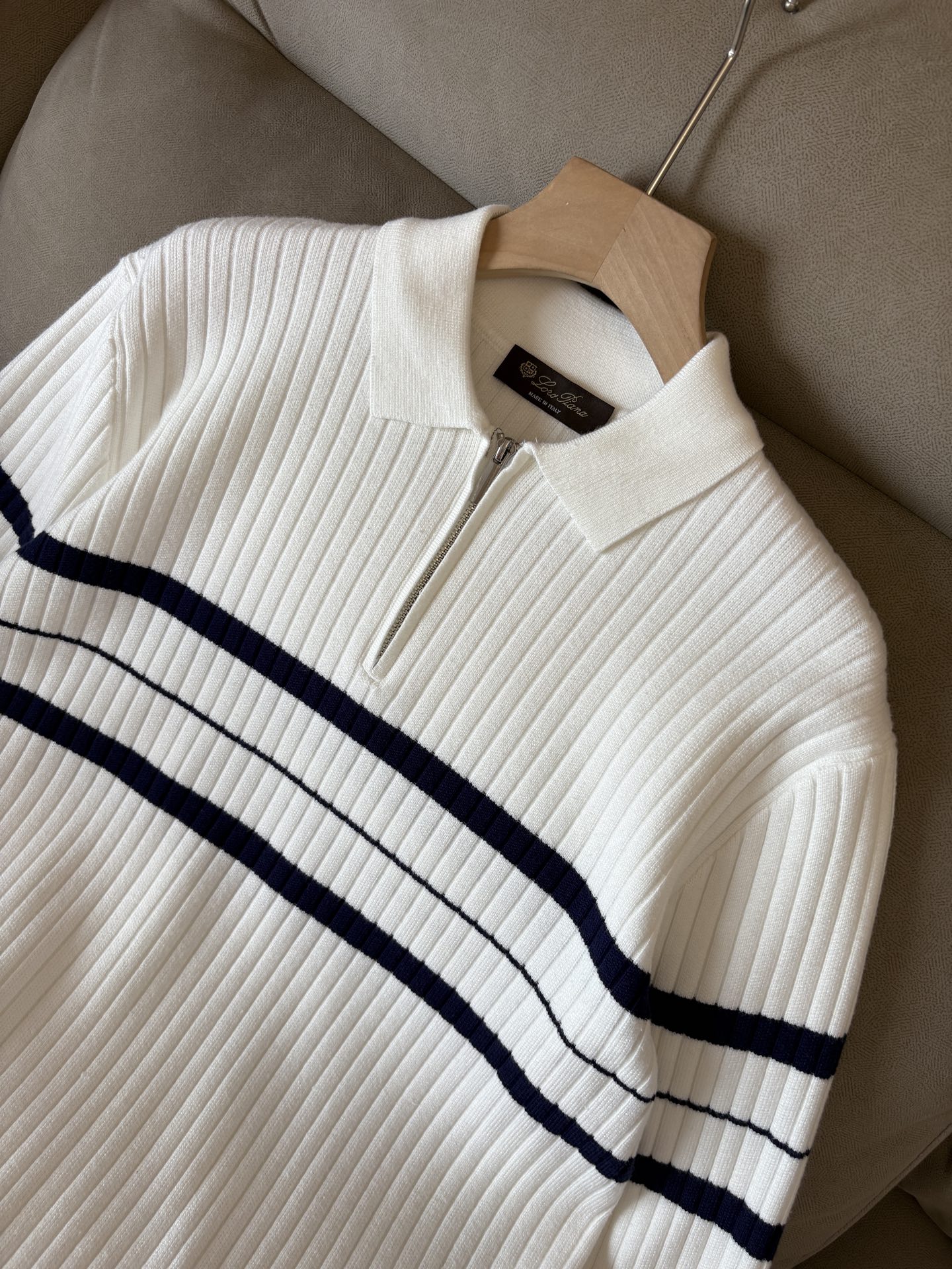 耗时王”菱形提花设计甄选超细优质纱线翻领短袖男士典藏款「耗时王」长袖针织奢雅工艺，触肤即高阶。• 匠心底