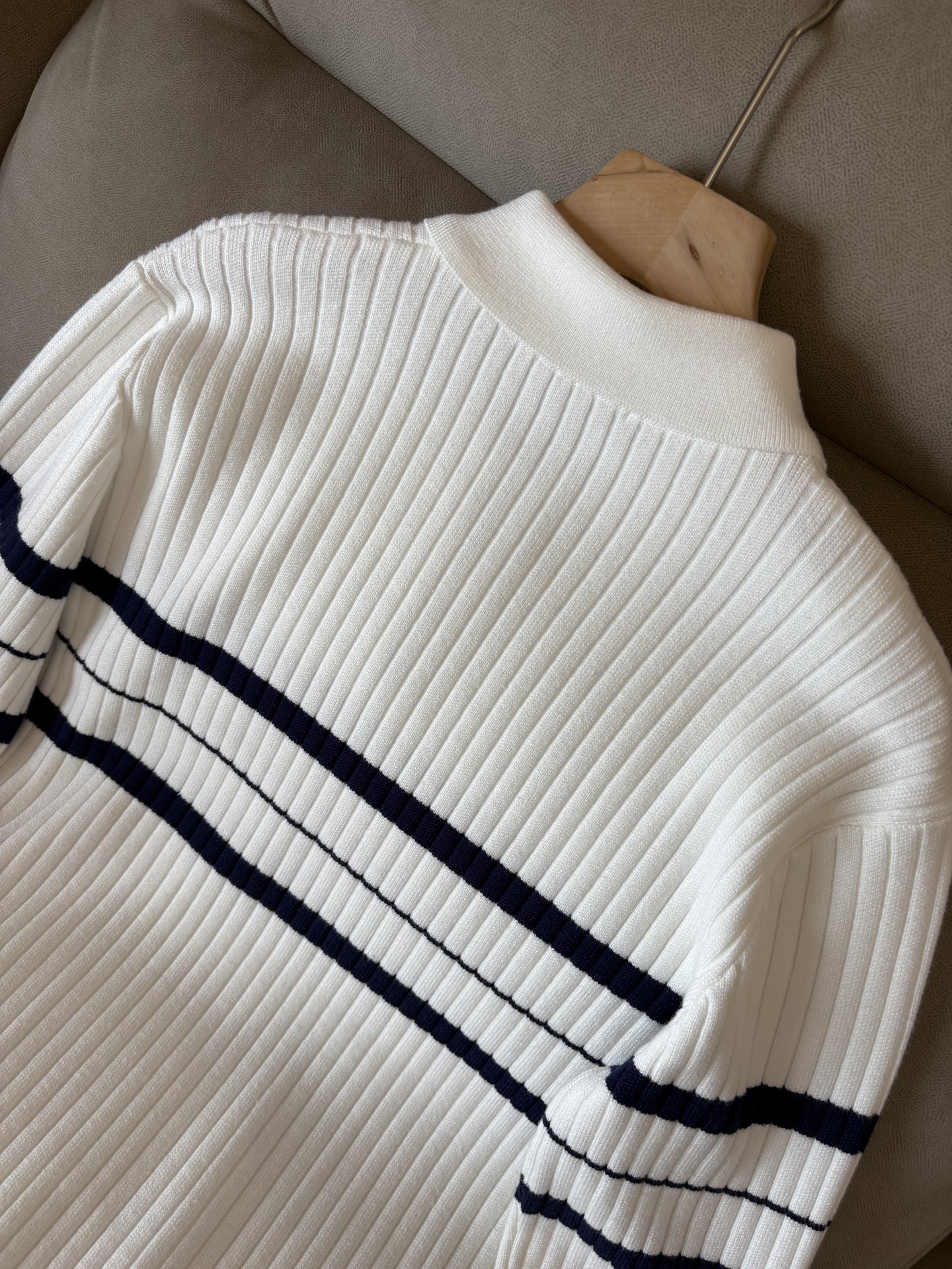 耗时王”菱形提花设计甄选超细优质纱线翻领短袖男士典藏款「耗时王」长袖针织奢雅工艺，触肤即高阶。• 匠心底