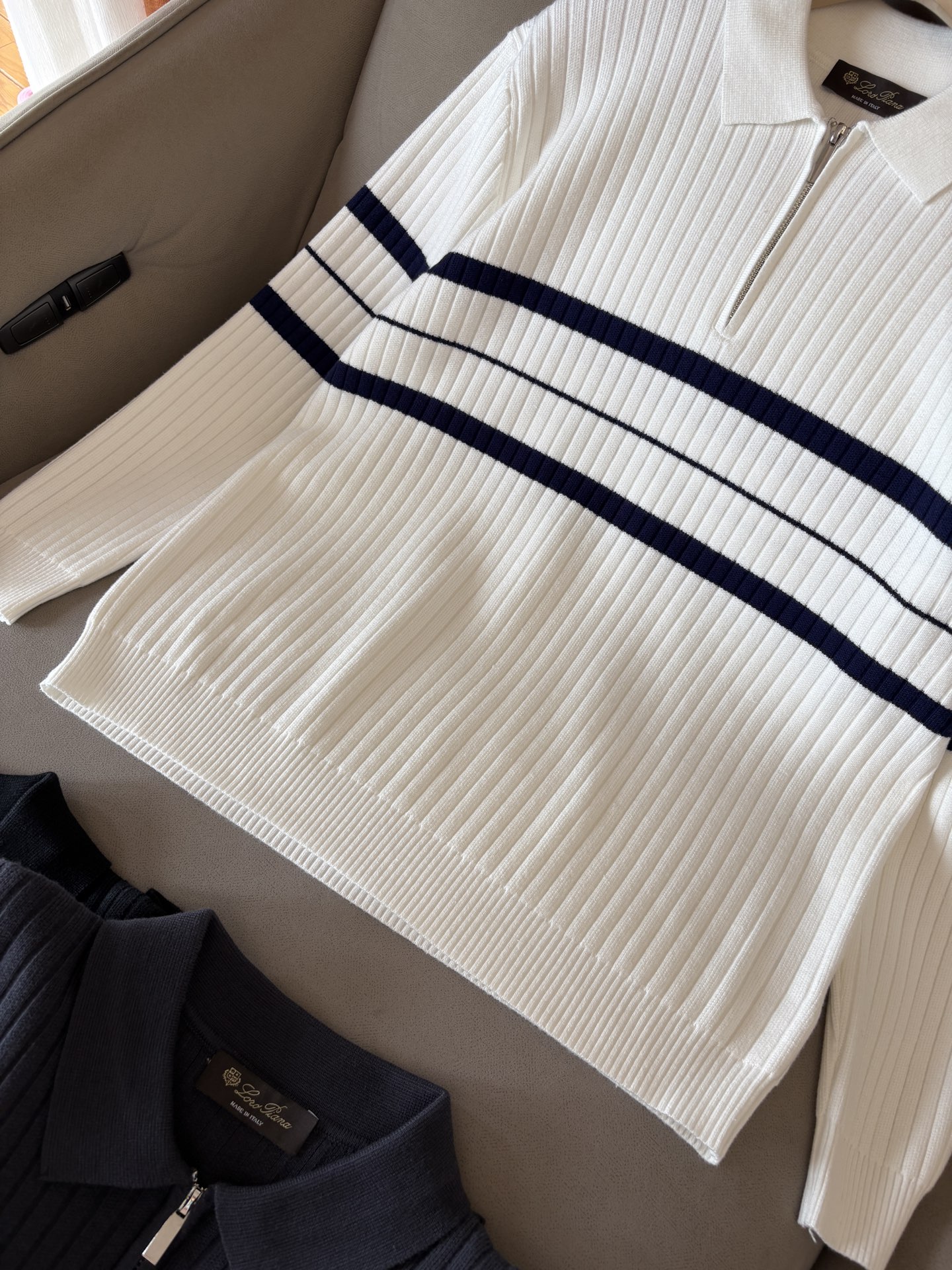 耗时王”菱形提花设计甄选超细优质纱线翻领短袖男士典藏款「耗时王」长袖针织奢雅工艺，触肤即高阶。• 匠心底