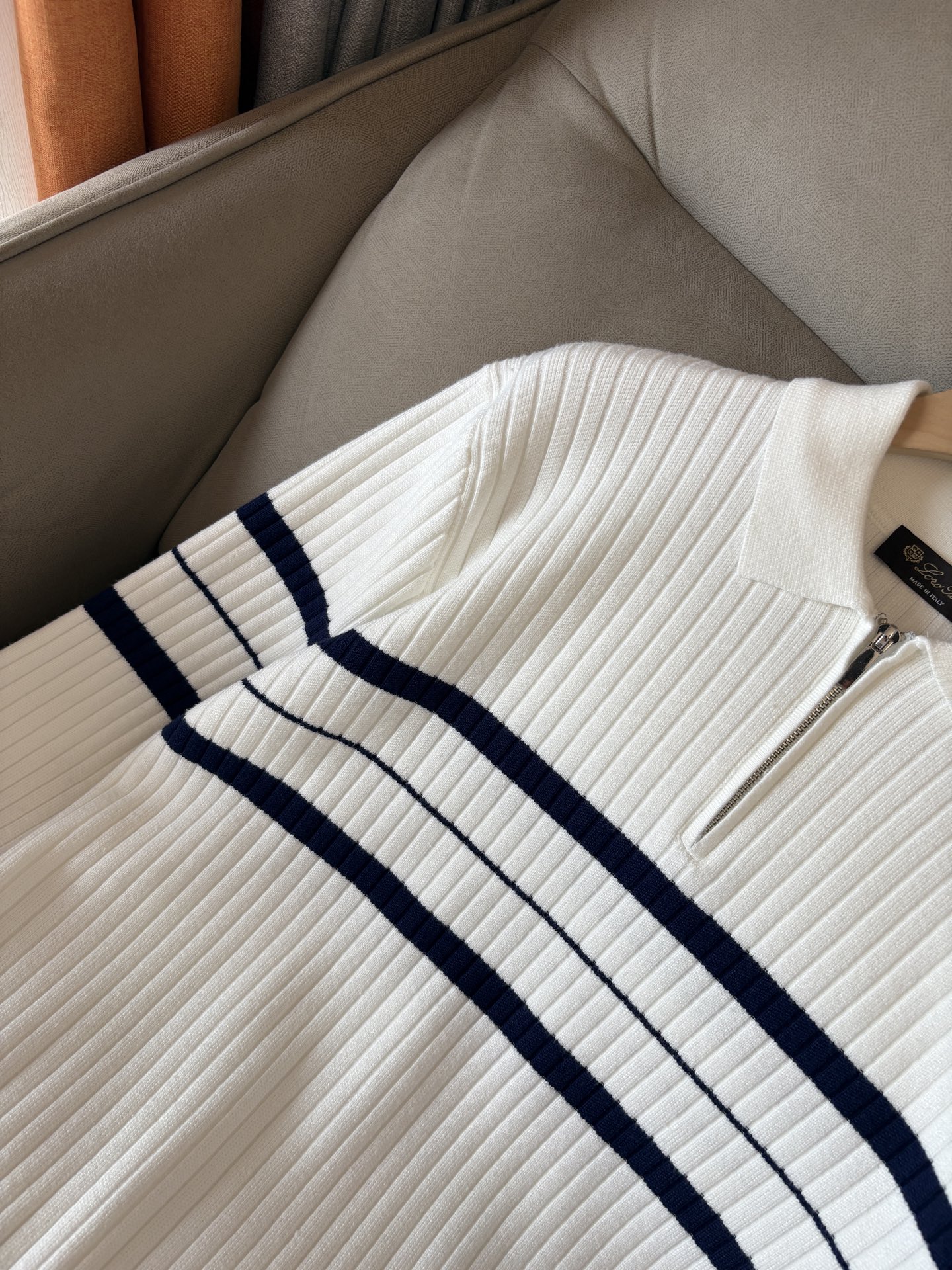 耗时王”菱形提花设计甄选超细优质纱线翻领短袖男士典藏款「耗时王」长袖针织奢雅工艺，触肤即高阶。• 匠心底